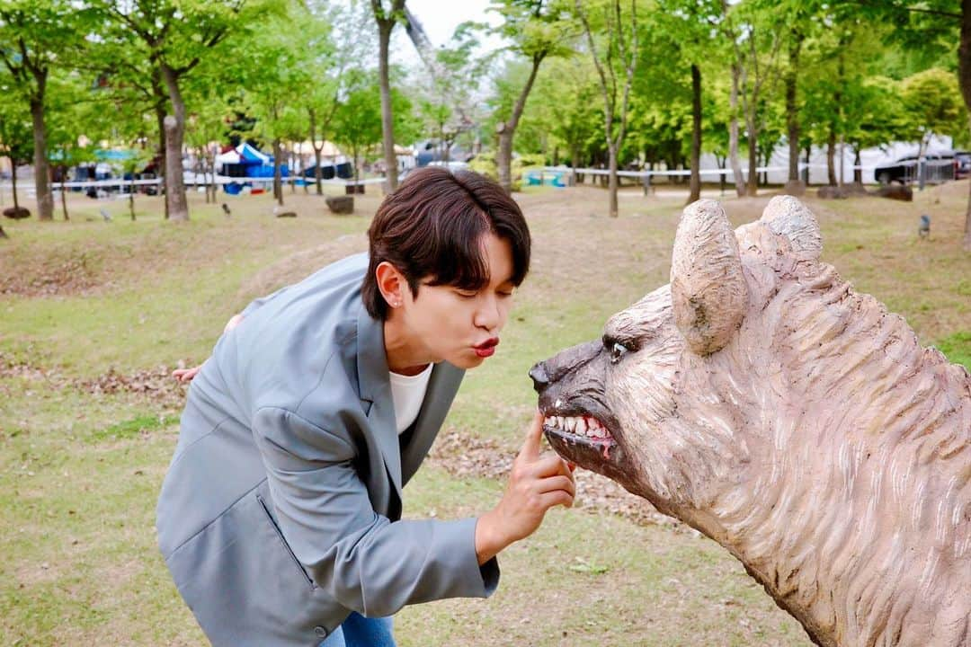 カン・ギュンソンさんのインスタグラム写真 - (カン・ギュンソンInstagram)「노래하기 전에 이러고 놀아요~😆🧡」5月4日 19時40分 - noel_kyunsung