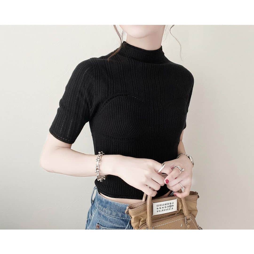 kumiのインスタグラム：「uniqlo x mamekurogouchi 🌛  今回はこのトップスを。 可愛すぎて..本当にお気に入り。  長く長く、大切に着たい♡♡☺️  #uniqlo#mamekurogouchi#ronherman#shopredone #maisonmargiela#5ac#tiffanyandco#hermes  #ユニクロ#マメクロゴウチ#マメクロ#シンプルコーデ#デニムコーデ#ロンハーマン#リダン#マルジェラ#メゾンマルジェラ#ティファニー#ハードウェア#大人カジュアル#ママコーデ」