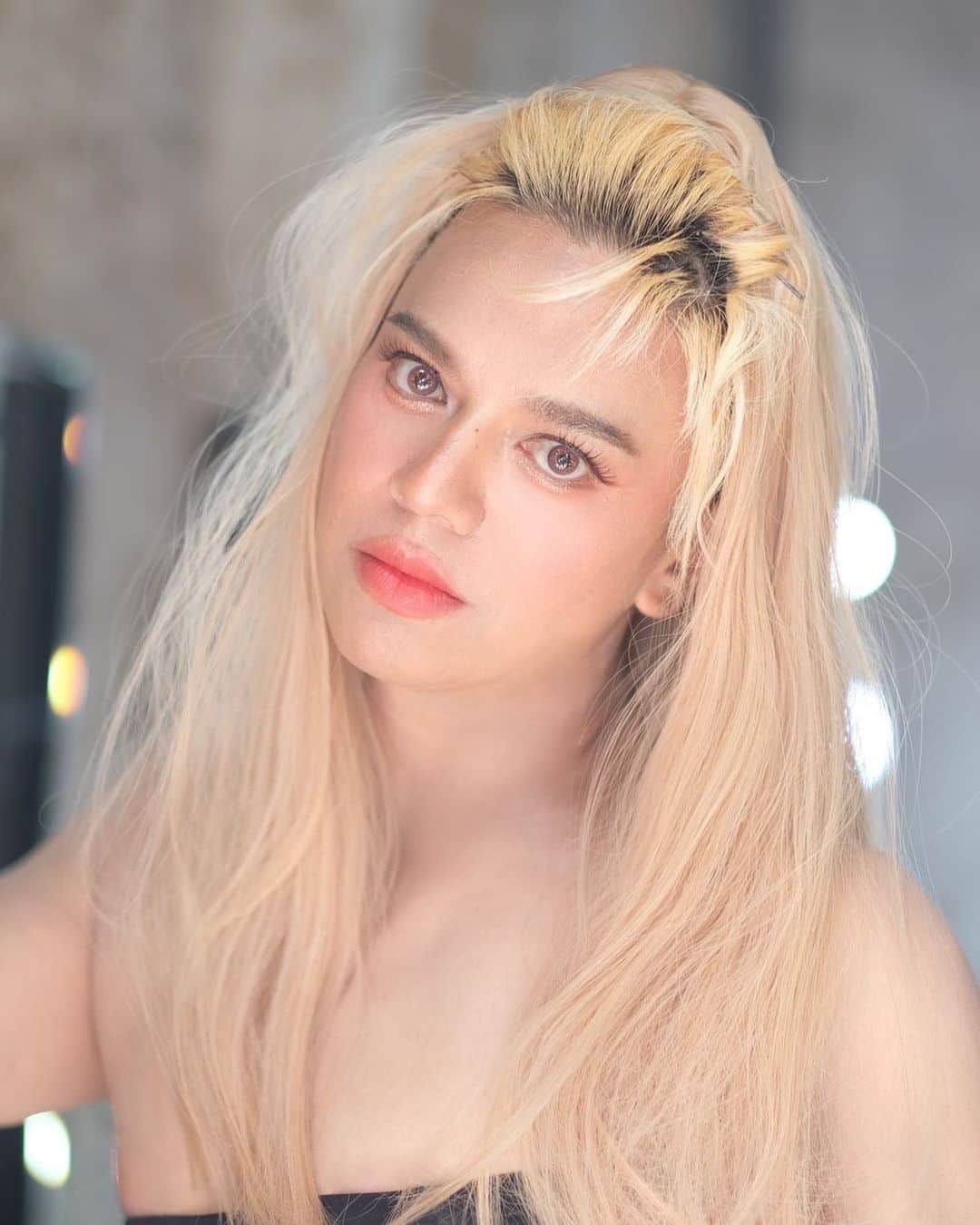 アム・パチャラパーのインスタグラム：「เด็กปั้นคนใหม่ ขอฝากด้วยนะคะ นิสัยน่ารักเป็นกันเอง จิตใจดี เข้าถึงง่าย ชอบถ่ายรูป และพร้อมเรียนรู้แอพพลิเคชันใหม่ๆเสมอ 😄ตอนนี้น้องสวยมาก สวยแบบจำไม่ได้แล้วเนี่ย งงทุกวันเลยว่าวันไหนคือตัวจริง💕」