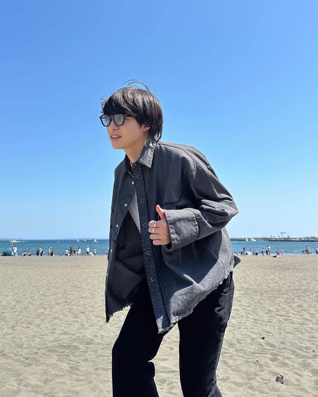 がーくんさんのインスタグラム写真 - (がーくんInstagram)「・ 関東で過ごす貴重なオフは初めての江ノ島行ってきた🏝️  GWで人めちゃくちゃ多くて暑かったけど久しぶりに自然に触れれてリフレッシュ出来た  履いてる尾道フレアデニムは来週 @precme_official のオンラインショップで再販するよ✌︎ 詳細はまた @precme_official のアカウントで  shirt : @towncraftprep_official  necklace : @gideal_official  sunglasses : @ayame_id  tank top : @gildanonline  belt : @ourlegacy  denim pants : @precme_official  loafers : @bally」5月4日 19時40分 - gaaaaa0719