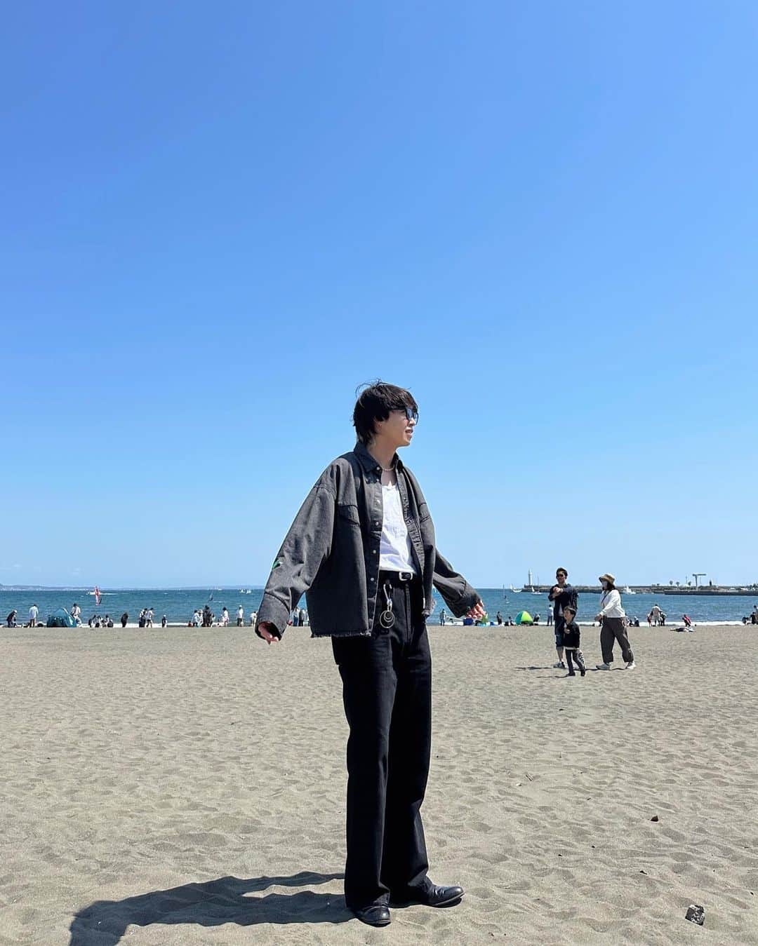 がーくんさんのインスタグラム写真 - (がーくんInstagram)「・ 関東で過ごす貴重なオフは初めての江ノ島行ってきた🏝️  GWで人めちゃくちゃ多くて暑かったけど久しぶりに自然に触れれてリフレッシュ出来た  履いてる尾道フレアデニムは来週 @precme_official のオンラインショップで再販するよ✌︎ 詳細はまた @precme_official のアカウントで  shirt : @towncraftprep_official  necklace : @gideal_official  sunglasses : @ayame_id  tank top : @gildanonline  belt : @ourlegacy  denim pants : @precme_official  loafers : @bally」5月4日 19時40分 - gaaaaa0719