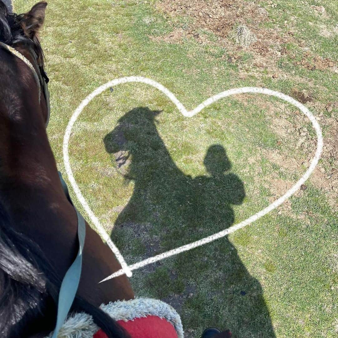 渡辺菜月のインスタグラム：「昔乗馬クラブ通ってたくらい  馬に乗るの好き〜 久々の🐎  #熊本 #阿蘇  #旅行 #Trip #馬 #乗馬 #stu48 #渡辺菜月」