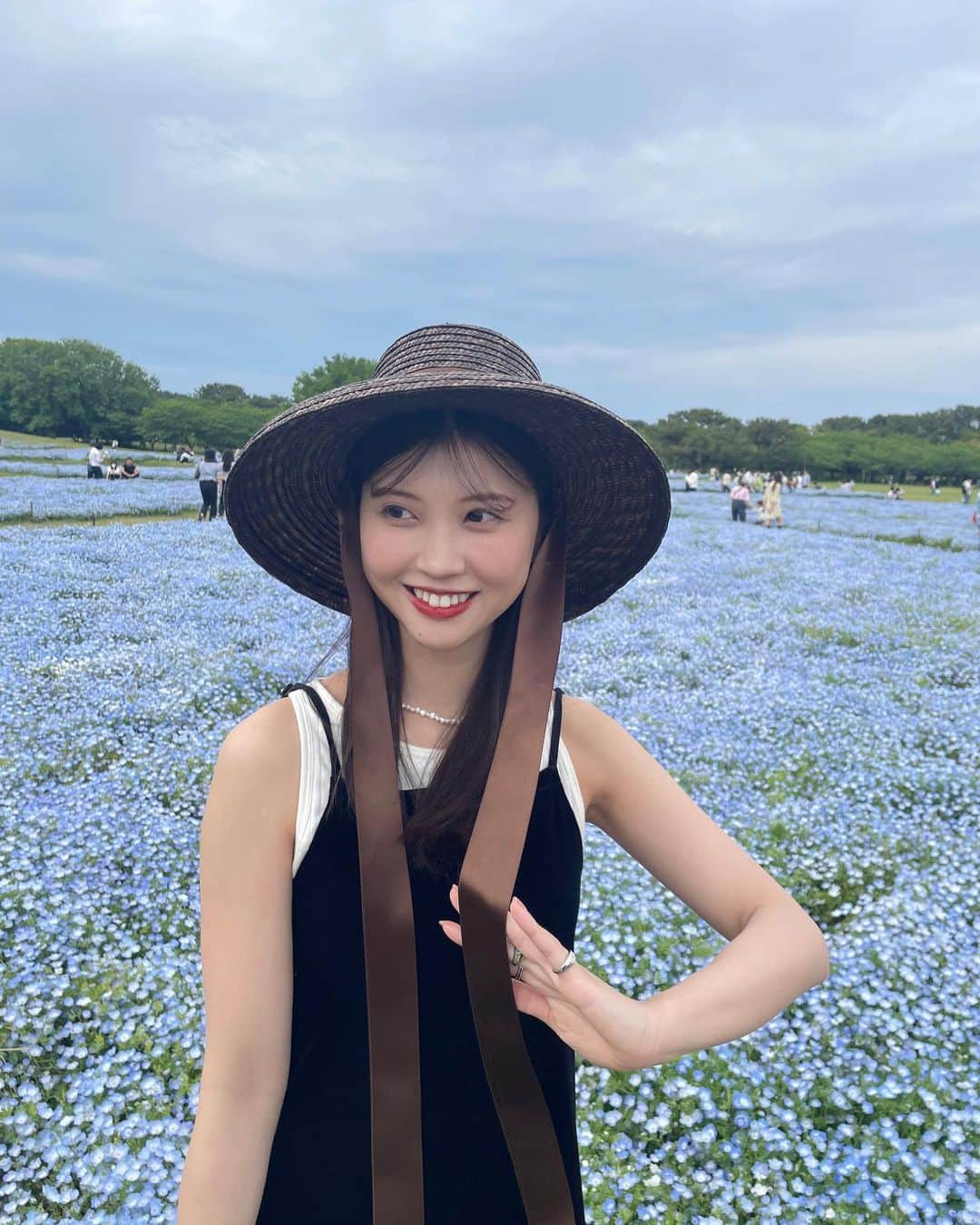 足立沙織さんのインスタグラム写真 - (足立沙織Instagram)「. ネモフィラを見に💠 天気も良くてより一層綺麗だった☺️  GWは毎年行ってる気がする🫧  . #海の中道海浜公園#ネモフィラ#ネモフィラ畑#ネモフィラブルー#ネモフィラ祭り#海の中道#gw旅行#福岡#福岡観光#福岡旅行#좋아요반사̆̈#좋아요꾹#데일리룩코디」5月4日 19時42分 - sao_ri_17