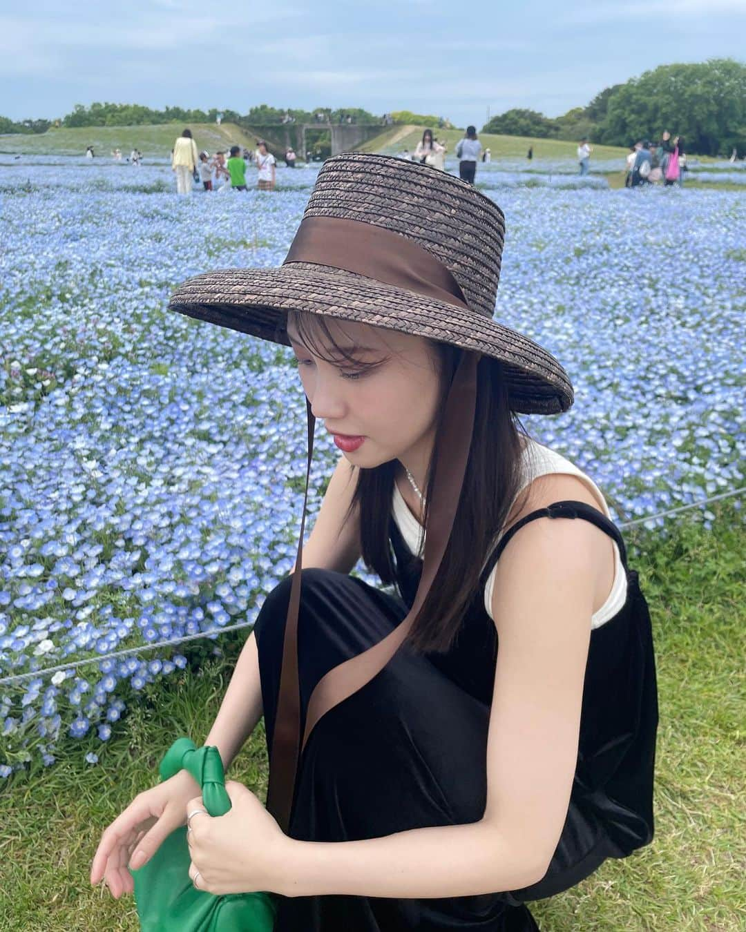 足立沙織さんのインスタグラム写真 - (足立沙織Instagram)「. ネモフィラを見に💠 天気も良くてより一層綺麗だった☺️  GWは毎年行ってる気がする🫧  . #海の中道海浜公園#ネモフィラ#ネモフィラ畑#ネモフィラブルー#ネモフィラ祭り#海の中道#gw旅行#福岡#福岡観光#福岡旅行#좋아요반사̆̈#좋아요꾹#데일리룩코디」5月4日 19時42分 - sao_ri_17