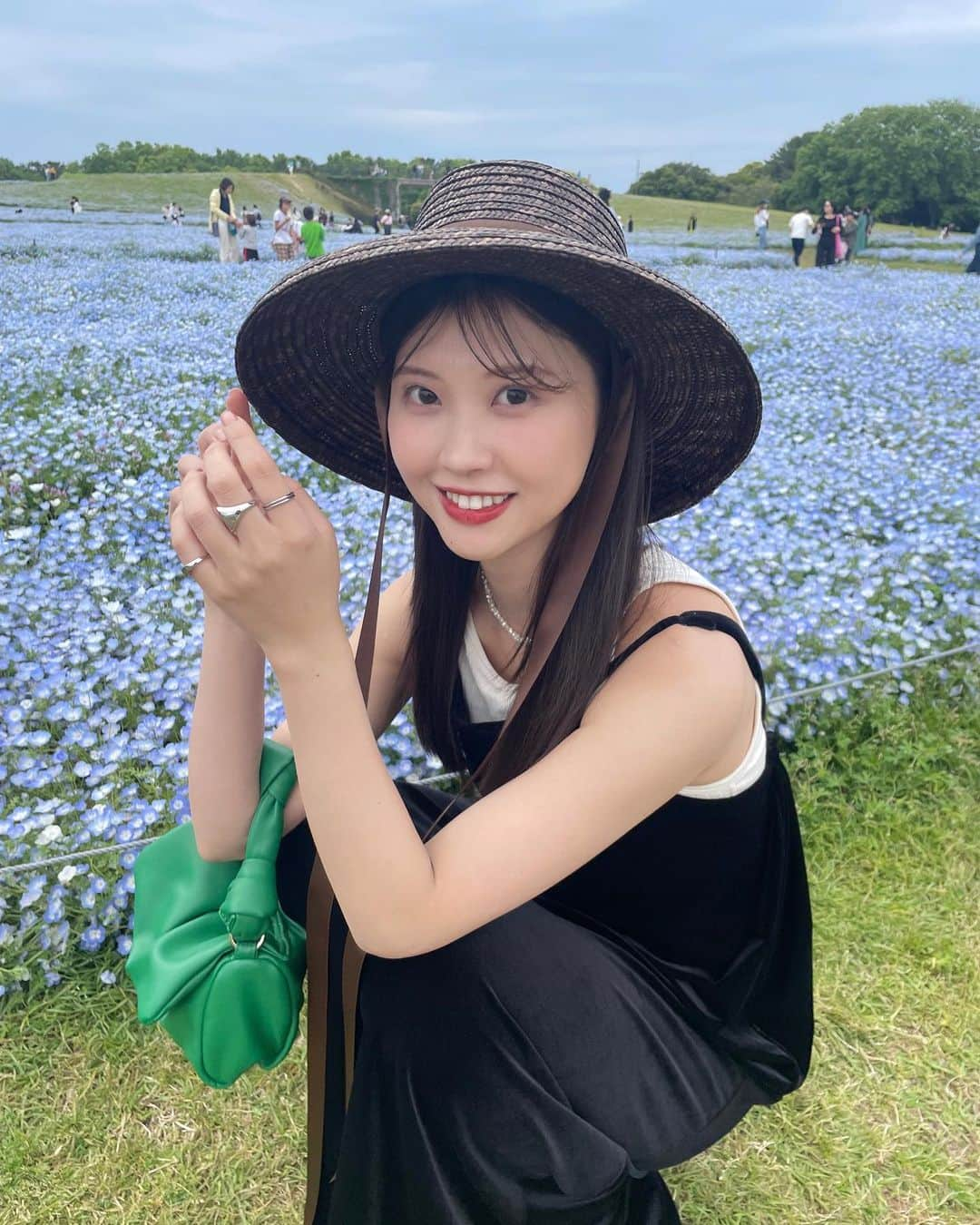 足立沙織さんのインスタグラム写真 - (足立沙織Instagram)「. ネモフィラを見に💠 天気も良くてより一層綺麗だった☺️  GWは毎年行ってる気がする🫧  . #海の中道海浜公園#ネモフィラ#ネモフィラ畑#ネモフィラブルー#ネモフィラ祭り#海の中道#gw旅行#福岡#福岡観光#福岡旅行#좋아요반사̆̈#좋아요꾹#데일리룩코디」5月4日 19時42分 - sao_ri_17