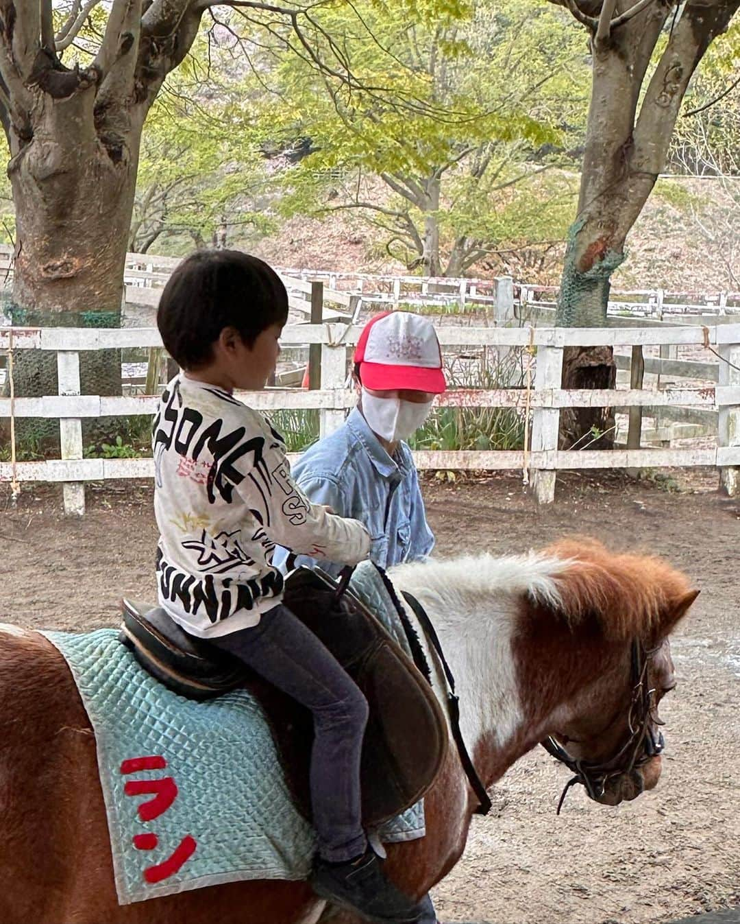 小野麻亜矢さんのインスタグラム写真 - (小野麻亜矢Instagram)「息子のお友達家族と こどもの国へ♡ 土日祝日はこのポニー乗り場行列。 この日は通り雨？で一旦びしょ濡れになって一時乗れなくなったけど、 結果乗れてラッキー♪  #こどもの国 #動物ふれあい #ポニー乗り場」5月4日 19時42分 - ono_maaya