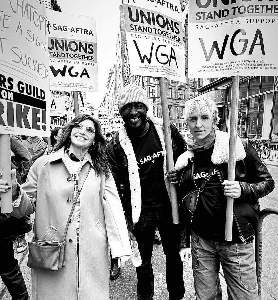 ミッキー・サムナーのインスタグラム：「In it together. Proud to be part of a community that stands together, supports each other and fights for each other. #wgastrong #unionsstandtogether Actors are fucked without writers. Networks & studios are fucked without writers. And entertainment, which we all depend on, is fucked without writers. STOP exploiting talent for profit. PAY THEM LIVING WAGES & GIVE THEM A FAIR CONTRACT ! Corporate greed has got to go !!! @wgaeast @wgawest @sagaftra #writersstrike #sagaftramember #unionstrong」