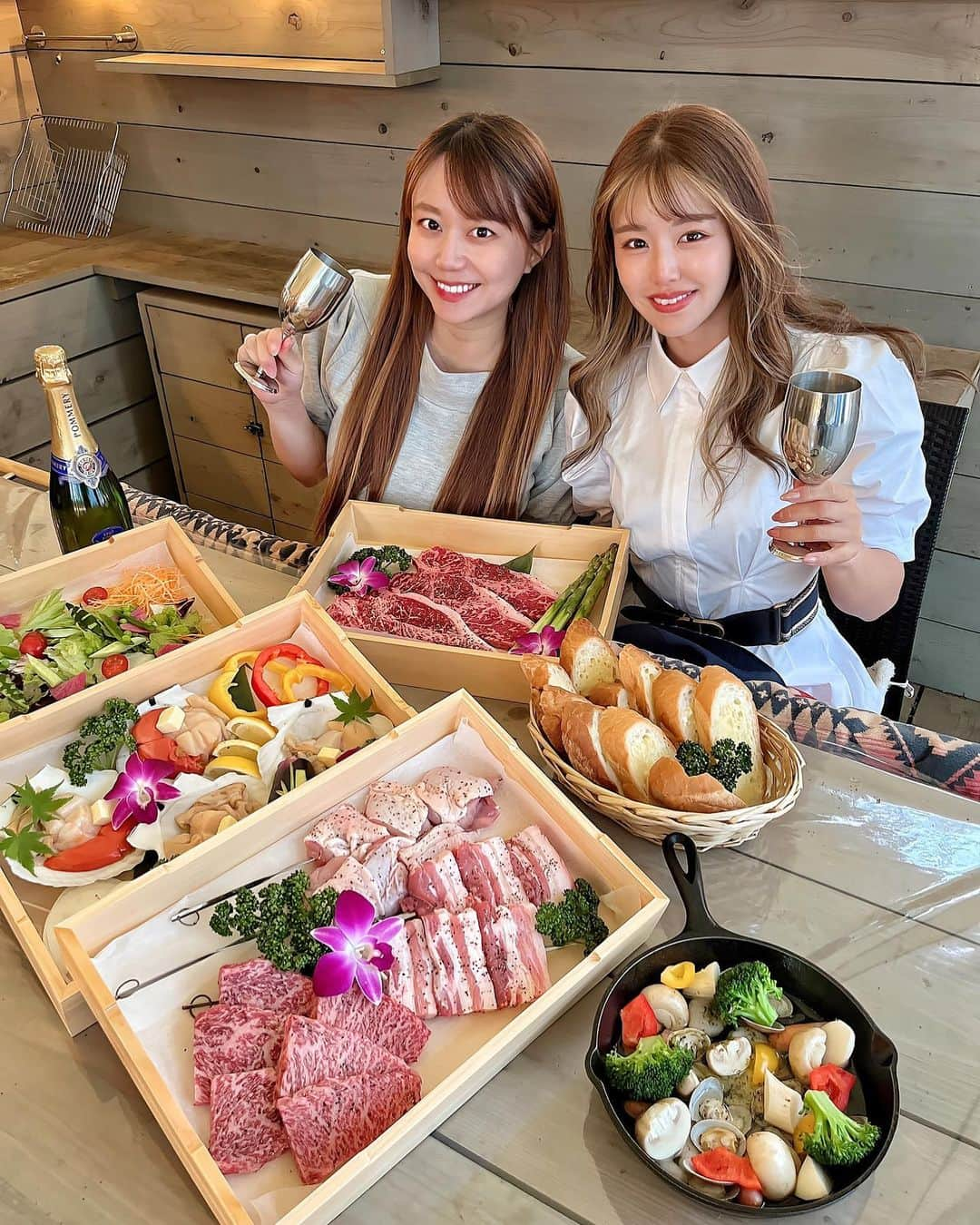 とくさきさんのインスタグラム写真 - (とくさきInstagram)「毎年恒例の @hagafarmglamping でのグランピング×BBQ💕👭🍖 . 行くたびにバージョンアップしてて、行くのがほんとに楽しみなんだ😍✨ . お肉もお野菜も何もかも美味しくて、ついつい食べすぎちゃうのがいつもの流れ🤣笑 BBQ前にプールサイドで飲むドリンクも最高だったな🍹❤️ .  #ゴルフ#ゴルフ女子#golf#golfgirl#golfswing#ゴルフスイング#sports#スポーツ#スポーツ女子#골프#골프여자#尔夫球#高尔夫#休日#holiday#芳賀ファーム#グランピング#BBQ」5月4日 19時47分 - tokusaki_golf