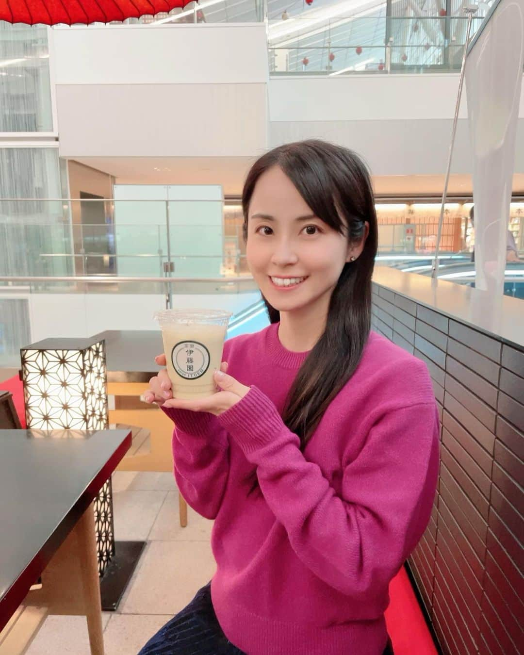 加藤美和のインスタグラム：「【ニューヨークの時の親友ちゃんが初来日🇯🇵羽田空港にて✈️】 . I introduced some places that I went with my best friend from NY! On the last day, we had udon! The moment she saw the big bowl, she was surprised! For dessert, we had Mitarashi Dango, rice dumplings covered with sweet soy sauce! Until flight time, I drank “Hojicha Creamy Latte”!  This time, I met my best friend since ten years old! We had an amazing time! She told me that she wants to come back to Japan soon! . . 会うのは10歳以来、 【ニューヨークの時の 親友ちゃんが初来日🇯🇵】の一部を 時差投稿してきました🍀 ご覧いただき、ありがとうございます😃  最終日は、空港でおうどんを✈️ 器を見た瞬間、親友ちゃんもビックリ！！ 「クリーム三昧のおうどん」は クリーミーで海老、鶏肉、明太子、 貝柱など主に海鮮の具材を た〜っぷりと楽しむことができました🎶 デザートは、大ぶりで食べごたえのある 「みたらし団子」を親友ちゃんと シェアしました✨  そして、出発時間までトークを🎶 手には、ほうじ茶クリーミーラテ✨  今回、親友ちゃんの1歳半の娘ちゃんは ミ〜ワ〜のことを「ミ〜」と呼んでくれたり、 ネイルを見る度に「プリッチ〜」と 言ってくれました！また、 ほうじ茶やお煎餅を気に入り、 『アンパンマン幼児用ビスケット』を あげた瞬間からアンパンマンがラブに😃 空港で絵本をゲット🍀 アンパンマン、大人気ですね🎶  出発時間になり、保安検査場まで送り、 初日から日本を気に入ってくれた 親友ちゃんは、またすぐにでも 日本に来たいと言ってくれて… ギュ〜〜っと長いハグをし、最後まで 大きく手を振りましたとさ🎶 親友ちゃん、ありがとうね〜✨ . @miwakato_ ←他の投稿はコチラ . #haneda #hanedaairport #udon #udonnoodles #mitarashidango #hojicha #hojichalatte #羽田 #羽田空港 #羽田空港グルメ #つるとんたん #おうどん #みたらし団子 #茶寮伊藤園 #ほうじ茶 #ほうじ茶ラテ #時差投稿」