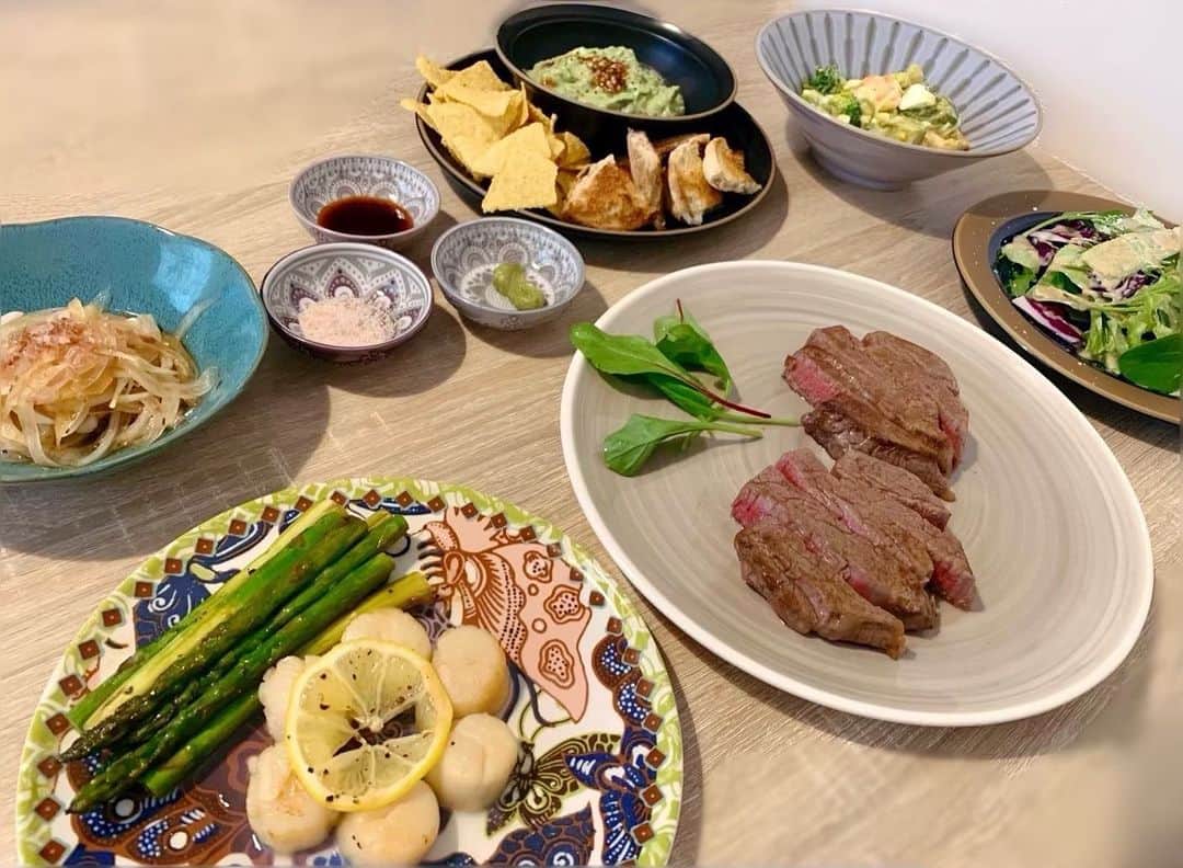 山本千尋のインスタグラム：「. GW如何お過ごしですか？ 私はお仕事をしたり、お仕事の準備をしていたり、よく食べよく運動したりと有難く自分の好きな生活をさせて頂いております。GWらしく気心知れた大切な人達とも会えたり、一緒にご飯を食べれたりもしました🍽️🥩🍾 これからGWが始まるという方もいらっしゃるかと思います。休日を存分に楽しんで下さい！お仕事の方は共に頑張りましょう！  #GW #ゴールデンウィーク #料理 #全然載せていなかった #撮り溜めしていました #小学生からの仲で #武術のチームメイトのご家族から #立派な穴子を頂戴し #感慨深い #贅沢なご飯となりました #ご馳走様でした」