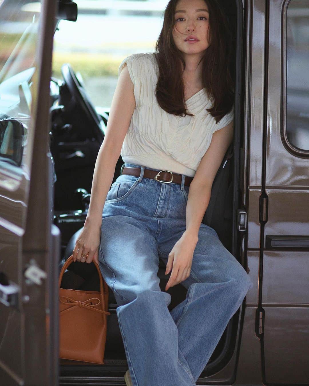 のインスタグラム：「素敵な出会いを呼ぶ、春の服 Vol.2 大人のデート、ある日の装い  SUNDAY 9:00 DRIVE   - 愛しいあの人の助手席に座るなら 飾らない自分でいられるデニムカジュアルで -  思いきりアクティブに遠出ドライブを楽しむなら、 手にとるのは最愛デニムをおいて他ならない。 程よくルーズでヴィンテージライクなディティールが 本格的な一本を、シャーリングトップスや ポインテッドフラットで盛り上げて、 気張らないけど女っぽい、そのバランスが好感のカギ。  Tops ¥13,970 (tax in) Pants ¥25,300 (tax in) Pierced earrings ¥9,680 (tax in) Ring ¥8,580 (tax in) Belt ¥11,440 (tax in) Bag ¥9,680 (tax in)  ストーリーズアーカイブの素敵な出会いを呼ぶ、春の服よりご覧いただけます。  Height:173cm Size:1 #frayid #2023summercollection」