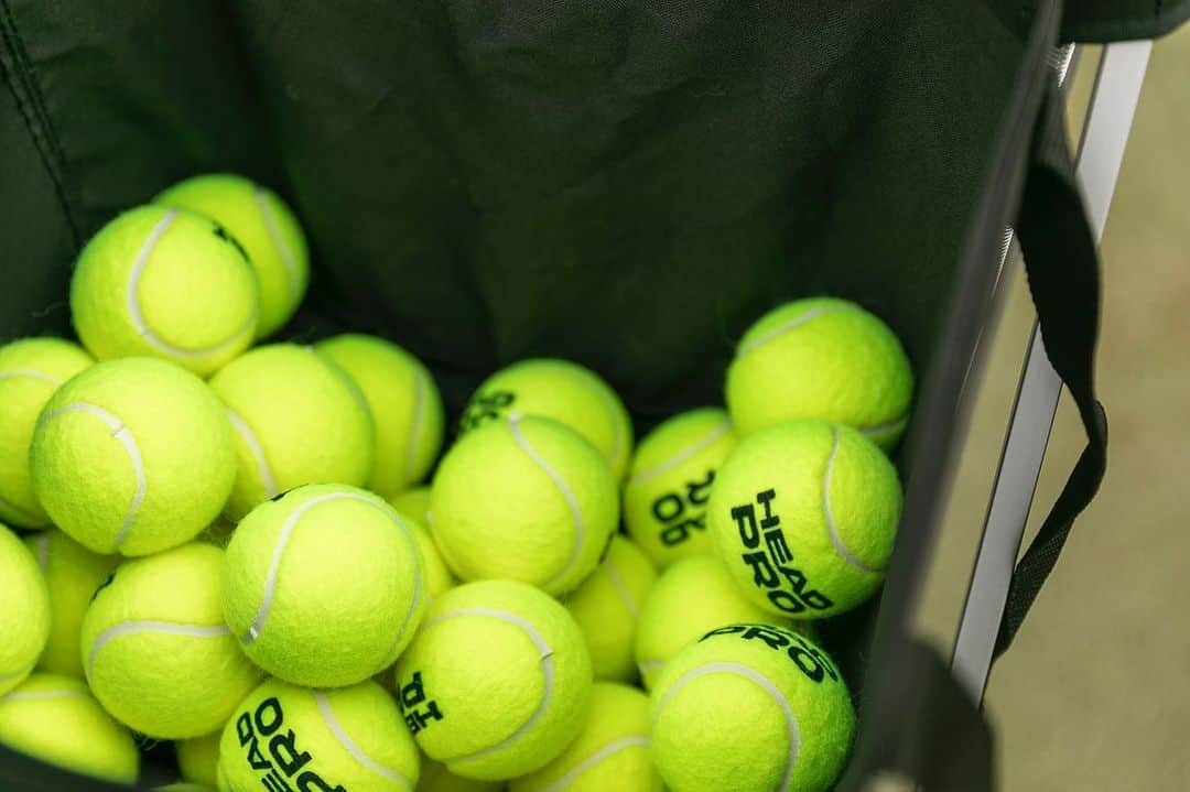 宇野真彩のインスタグラム：「先日奄美大島で開催したテニスリトリートツアー🌿🎾 ヨガマットに横になり、波の音を聞きくのが最高に気持ちよかった🌊 テニスだけの合宿では感じることのできない、奄美大島の自然のパワーを沢山感じた旅でした🏝🌟」