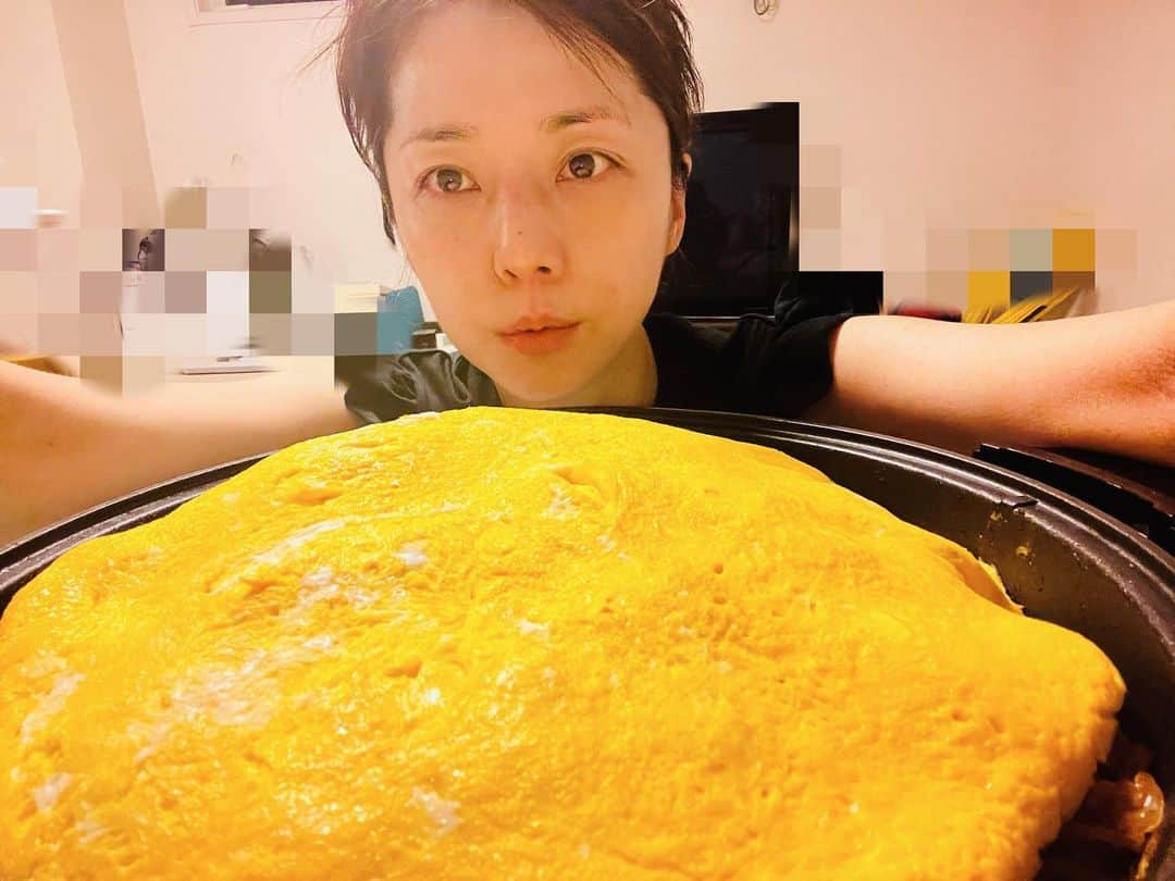 吉岡美穂のインスタグラム：「ホットプレートオムそば 完成㊗️  🥚10個分 焼きそば8人前 👍👍👍 オムそばっていくらでも食べられるみたいです。  #ホットプレート  #ホットプレート料理  #ホットプレートオムそば #モッパン風🤣🤣🤣 #すっぴんで失礼…オムそばとわたし。」