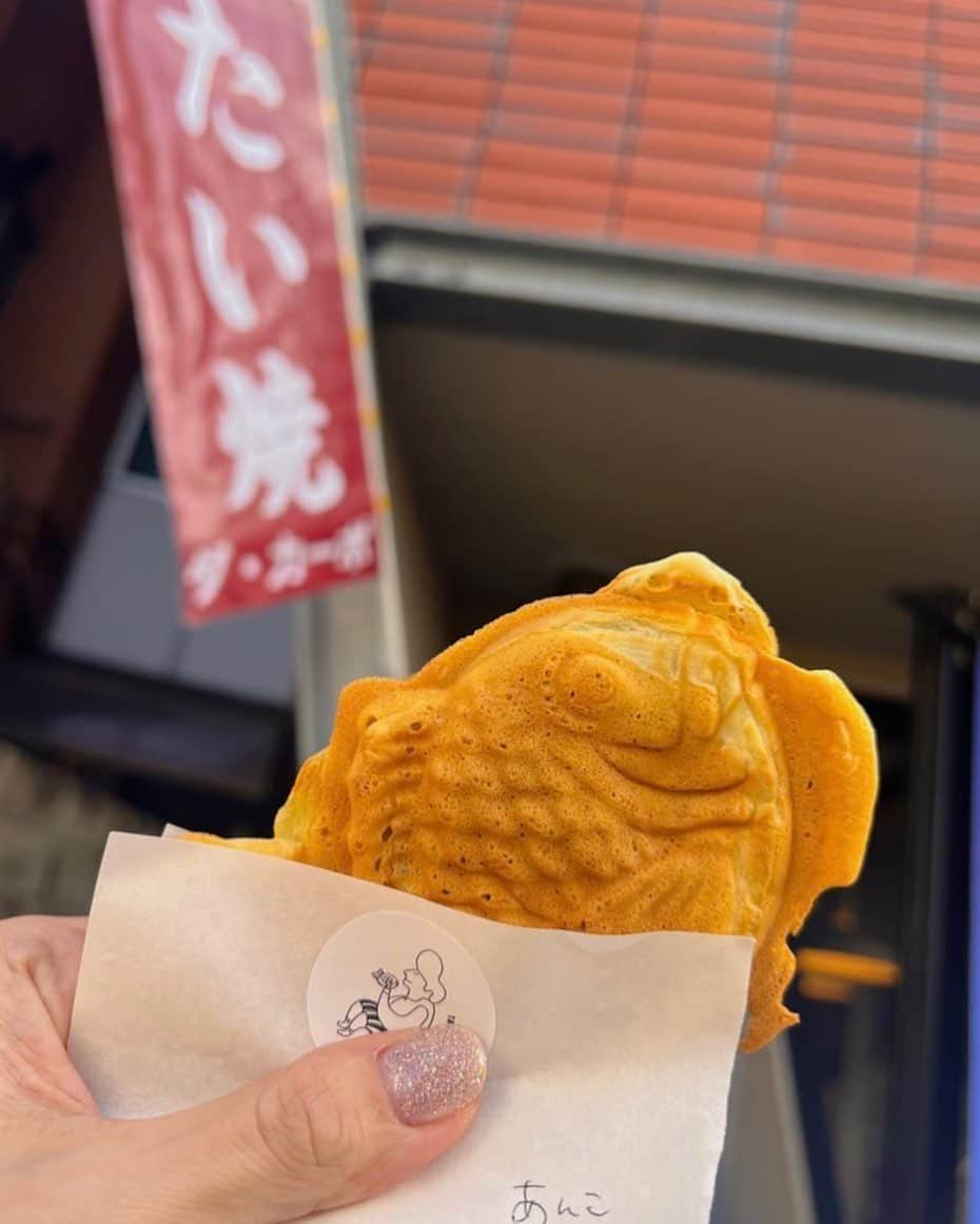 May’nさんのインスタグラム写真 - (May’nInstagram)「五反田のたい焼き屋さん、 名店、ダ・カーポの閉店から3年経ち、ダ・カーポファン様がクラウドファンディングを経てGW期間限定復活😭✨  スープ屋さん、TapTapさまに再現してくれてました😭  あのアメリカンレトロなお店が恋しいなあと思いつつ、尻尾にたどり着いた時懐かしさで泣きそうだった🥺  音楽用語で"頭から"という意味のダ・カーポ。  私は常にたい焼きは頭から食べる！をこだわり続けてるのですが、こういう尻尾にこだわってくれてるお店があるからやっぱり頭からじゃなくちゃダメなんだよーー！  ってここまで秘密があるお店も珍しいけどね。(言っちゃいけない決まりなのです)  最後に尻尾をぜひ。  たい焼きはやっぱり頭からε°)#))３  GW限定復活ということで、明日5日まで。 17時までとのことですが、無くなり次第終了であり、注文を受けてから焼いてくれるので少し待つかも。  10時から開いてるので、ライブに来てくれる方もぜひ早めに五反田行くのもおすすめ😎  #たい焼き #五反田スイーツ #鯛使 #ダカーポ #たい焼きは頭から食べる派 #taptap」5月4日 19時59分 - mayn1021