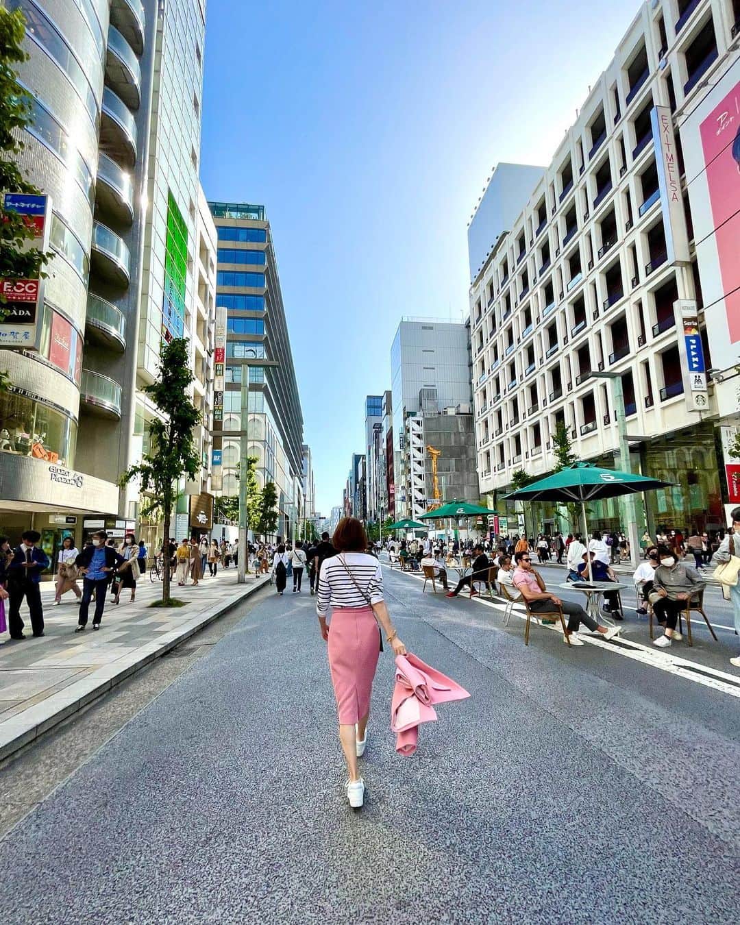 野宮真貴さんのインスタグラム写真 - (野宮真貴Instagram)「. 銀ブラ🚶‍♀️  歩行者天国も再開したのね😊  バーニーズ・ニューヨーク銀座店 @barneysnewyork_ginza では、湯山玲子さん @yuyamareiko のリーディング・グラス 『enigma』のトークショー。 個性的でおしゃれな👓でした🤓  久しぶりにお会いしたバーニーズ中野さんのTシャツが👍  #銀ブラ#銀座#歩行者天国#バーニーズニューヨーク#湯山玲子#enigma#リーディンググラス#pizzicatofive#野宮真貴#missmakinomiya」5月4日 19時59分 - missmakinomiya
