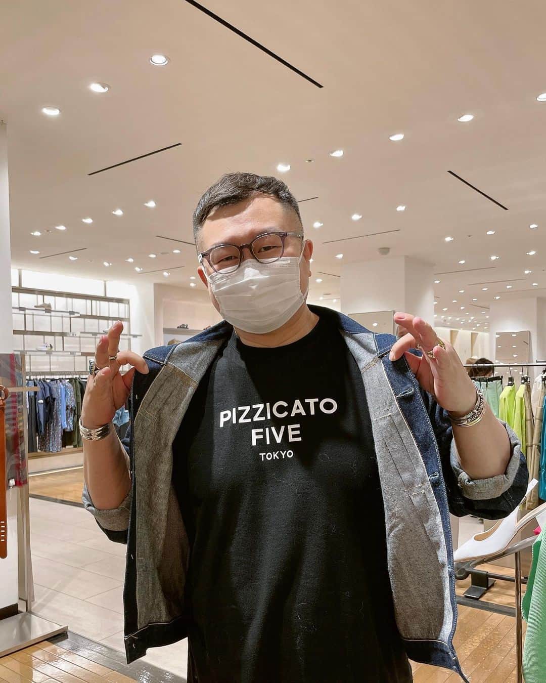野宮真貴さんのインスタグラム写真 - (野宮真貴Instagram)「. 銀ブラ🚶‍♀️  歩行者天国も再開したのね😊  バーニーズ・ニューヨーク銀座店 @barneysnewyork_ginza では、湯山玲子さん @yuyamareiko のリーディング・グラス 『enigma』のトークショー。 個性的でおしゃれな👓でした🤓  久しぶりにお会いしたバーニーズ中野さんのTシャツが👍  #銀ブラ#銀座#歩行者天国#バーニーズニューヨーク#湯山玲子#enigma#リーディンググラス#pizzicatofive#野宮真貴#missmakinomiya」5月4日 19時59分 - missmakinomiya