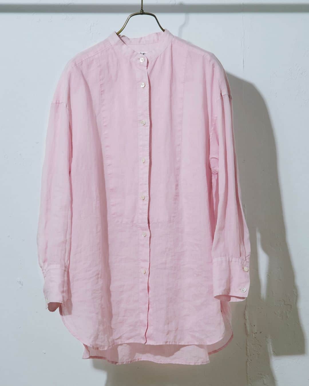 PAL CLOSET(パルクローゼット)さんのインスタグラム写真 - (PAL CLOSET(パルクローゼット)Instagram)「オフィスなどきちんと感を出したいシーンはもちろん、 カジュアルなデニム合わせにもぴったりなシャツ✨  シンプルで着回し力抜群なシャツは、オトナ女子のマストアイテムです❣ 今回は、清潔感たっぷりな初夏のシャツ10選をご紹介いたします。  ----- Whim Gazette RAMIE STAND COLLAR SHIRT キメすぎない大人のコーデが楽しめる夏の定番のカジュアルシャツ。 細くすっきりとしたバンドカラーやボザムの切り替えなど、クラシカルな雰囲気をまとったアイテムです。  CAPRICIEUX LE'MAGE CAPE COLLAR BOLERO SHIRT 大きめのフレアケープがコーデのポイントになるシャツ。 他と被らない存在感のあるデザインでコーデを華やかにしてくれます。  RIVE DROITE LINEN LOOSE SHIRT ナチュラルで程よくシアー感のある大人っぽいリネンシャツ。 トップスとしてさらりとタイトスカートやデニムと合わせたり、 Tシャツやキャミソール・ワンピースの上からバサッと羽織るのもおすすめです。  DOUDOU SLEEVE RIB BACK OPEN SHIRT 袖リブ&バックギャザーデザインで抜け感たっぷりのブラウス。 真夏にも着られるシアー素材で仕上げました。  Loungedress LINEN BACK TIE SHIRT Loungedress定番のバックタイシャツ。 ソフトなリネン素材なので、直接肌に触れる夏の時期にもざらざら感が少なく、 ストレスフリーな着心地になっています。  COLLAGE GALLARDAGALANTE RAMIE GATHERED SHIRT 上質で上品な透け感を楽しむ、シンプルなロングシャツ。 ラミーの清涼感を生かした薄く軽い生地感が女性らしさを演出してくれます。  SHENERY WESTERN SHEER SHIRT トレンドのシアーシャツがウエスタンデザインで登場！ 着るだけでスタイリングが一気に今季らしい印象に◎ -----  #palcloset #パルクロ #パルクローゼット #パル #オトナカジュアル #オトナ女子 #オトナファッション #シャツ #シャツコーデ #シアーシャツ #シアーシャツコーデ #UV対策 #カジュアル女子 #カジュアルコーデ #カジュアルファッション #シンプルコーデ #大人ファッション #低身長コーデ #高身長コーデ #カラー #30代コーデ #40代コーデ」5月4日 20時00分 - palcloset_onlinestore