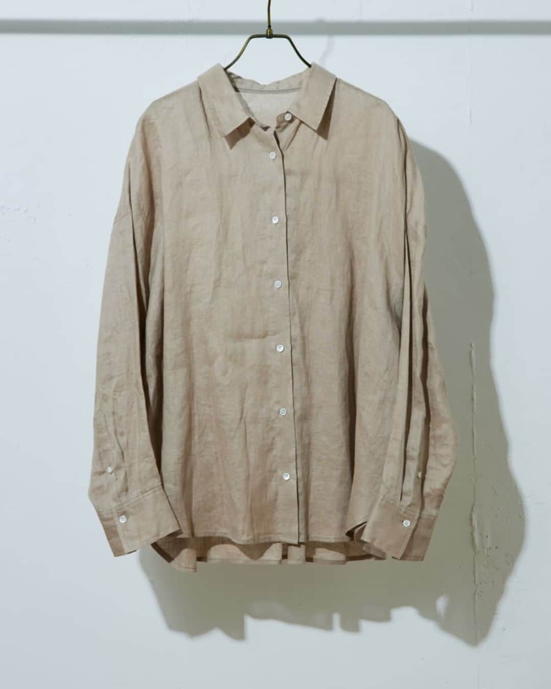 PAL CLOSET(パルクローゼット)さんのインスタグラム写真 - (PAL CLOSET(パルクローゼット)Instagram)「オフィスなどきちんと感を出したいシーンはもちろん、 カジュアルなデニム合わせにもぴったりなシャツ✨  シンプルで着回し力抜群なシャツは、オトナ女子のマストアイテムです❣ 今回は、清潔感たっぷりな初夏のシャツ10選をご紹介いたします。  ----- Whim Gazette RAMIE STAND COLLAR SHIRT キメすぎない大人のコーデが楽しめる夏の定番のカジュアルシャツ。 細くすっきりとしたバンドカラーやボザムの切り替えなど、クラシカルな雰囲気をまとったアイテムです。  CAPRICIEUX LE'MAGE CAPE COLLAR BOLERO SHIRT 大きめのフレアケープがコーデのポイントになるシャツ。 他と被らない存在感のあるデザインでコーデを華やかにしてくれます。  RIVE DROITE LINEN LOOSE SHIRT ナチュラルで程よくシアー感のある大人っぽいリネンシャツ。 トップスとしてさらりとタイトスカートやデニムと合わせたり、 Tシャツやキャミソール・ワンピースの上からバサッと羽織るのもおすすめです。  DOUDOU SLEEVE RIB BACK OPEN SHIRT 袖リブ&バックギャザーデザインで抜け感たっぷりのブラウス。 真夏にも着られるシアー素材で仕上げました。  Loungedress LINEN BACK TIE SHIRT Loungedress定番のバックタイシャツ。 ソフトなリネン素材なので、直接肌に触れる夏の時期にもざらざら感が少なく、 ストレスフリーな着心地になっています。  COLLAGE GALLARDAGALANTE RAMIE GATHERED SHIRT 上質で上品な透け感を楽しむ、シンプルなロングシャツ。 ラミーの清涼感を生かした薄く軽い生地感が女性らしさを演出してくれます。  SHENERY WESTERN SHEER SHIRT トレンドのシアーシャツがウエスタンデザインで登場！ 着るだけでスタイリングが一気に今季らしい印象に◎ -----  #palcloset #パルクロ #パルクローゼット #パル #オトナカジュアル #オトナ女子 #オトナファッション #シャツ #シャツコーデ #シアーシャツ #シアーシャツコーデ #UV対策 #カジュアル女子 #カジュアルコーデ #カジュアルファッション #シンプルコーデ #大人ファッション #低身長コーデ #高身長コーデ #カラー #30代コーデ #40代コーデ」5月4日 20時00分 - palcloset_onlinestore