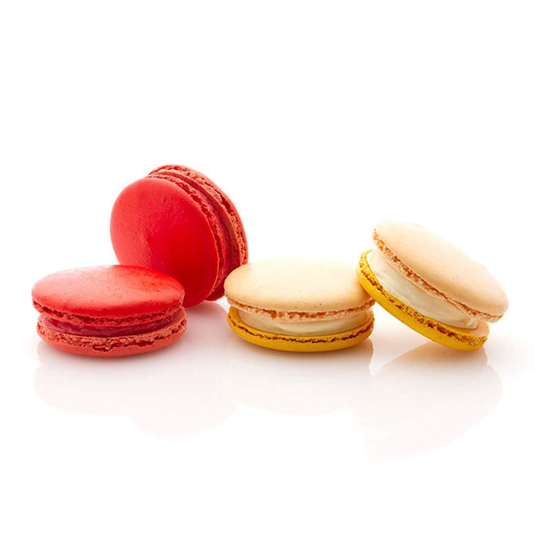 pâtisserie Sadaharu AOKI parisのインスタグラム：「ひんやり冷たいマカロン グラッセ🍨  アオキのスペシャリテであるマカロンの生地で、素材の美味しさを閉じ込めたアイスをサンドした「マカロン グラッセ」。 甘酸っぱさをギュッと閉じ込めたジューシーな味わいの「フランボワーズ」とコクのある贅沢な味わいの「ヴァニーユ」の2種をご用意しました。  さくっと食感の良いマカロン生地と冷たいアイスのハーモニーをお楽しみください❄  【販売店舗】　 サダハルアオキ全店舗（オンラインショップ、木更津店を除く）  【販売期間】　 販売中」