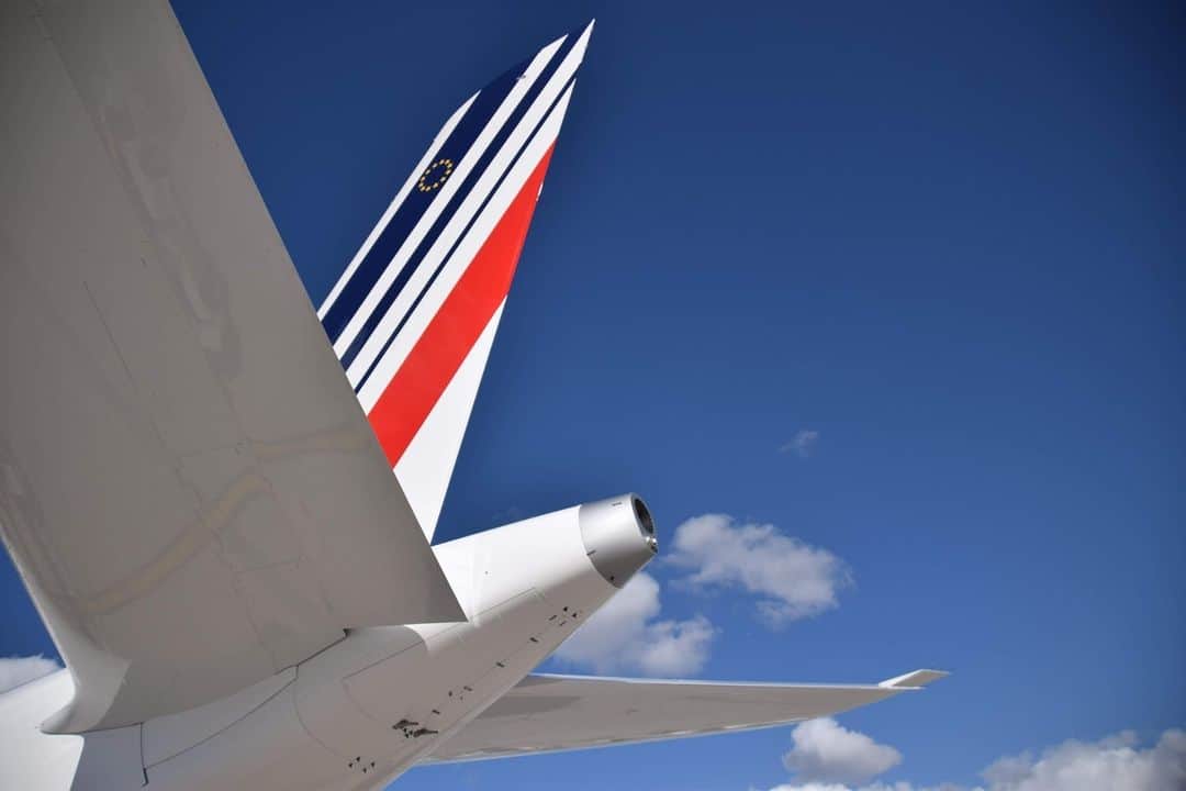 エールフランスのインスタグラム：「Our French flag is about to reach the sky 🇫🇷 Do you recognize which aircraft it is ?  📸 @tristan.cnl  #airfrance #airplane #tail #france #avgeek」
