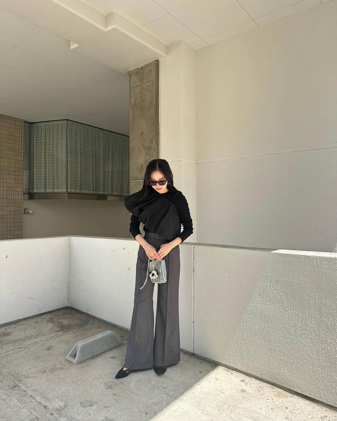 鈴木詩織のインスタグラム：「新しいサングラスをかけてお出掛け♡ とってもいいお天気だとたくさん歩ける☺️  この日はシンプルなトップスとパンツにyaeのマルチに使えるペプラムベルトを✔︎ ウエストはもちろん、ベアトップや斜めでつけてみたりと色々使える🖤一気に華やかになるので持っていると便利🥺  パンツはこれまたフレアの広がりが程良くてお気に入りのアニュアンス🙆🏻‍♀️ アニュアンスのグレーパンツは2本目です🤍  #shiorin_styling#yae_styling#yae_tokyo_#ヤエ#anuans#アニュアンス」