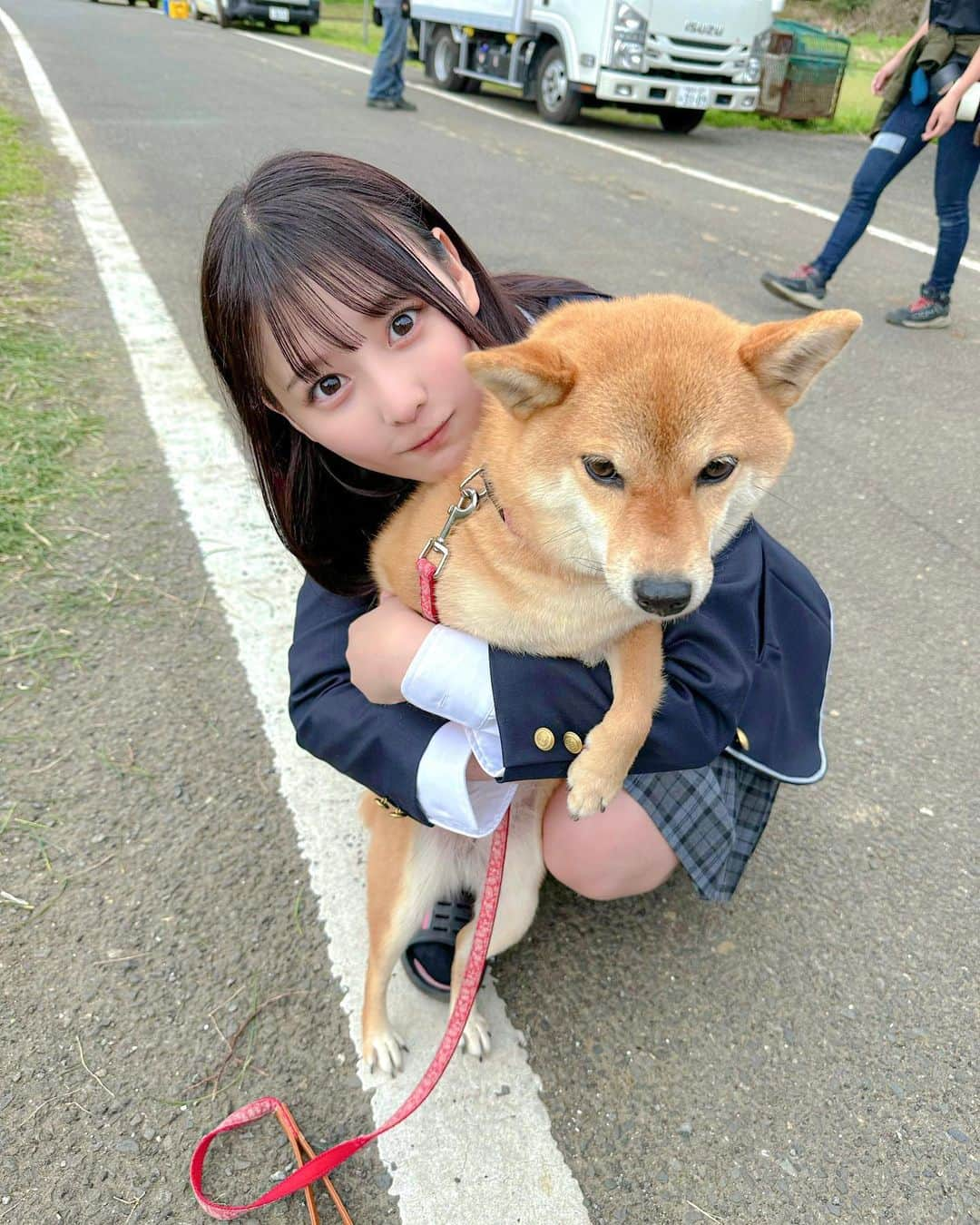 齊藤なぎささんのインスタグラム写真 - (齊藤なぎさInstagram)「🐶🐶❤️ ⁡ ⁡ ⁡ 撮影中、わんちゃんがいまして とてもとても可愛くて癒しでした…… ⁡ 1枚目同じような顔してるのが、お気に入り。 ⁡ ⁡ #明日私は誰かのカノジョ #明日カノ2 #齊藤なぎさ」5月4日 20時01分 - saitou_nagisa