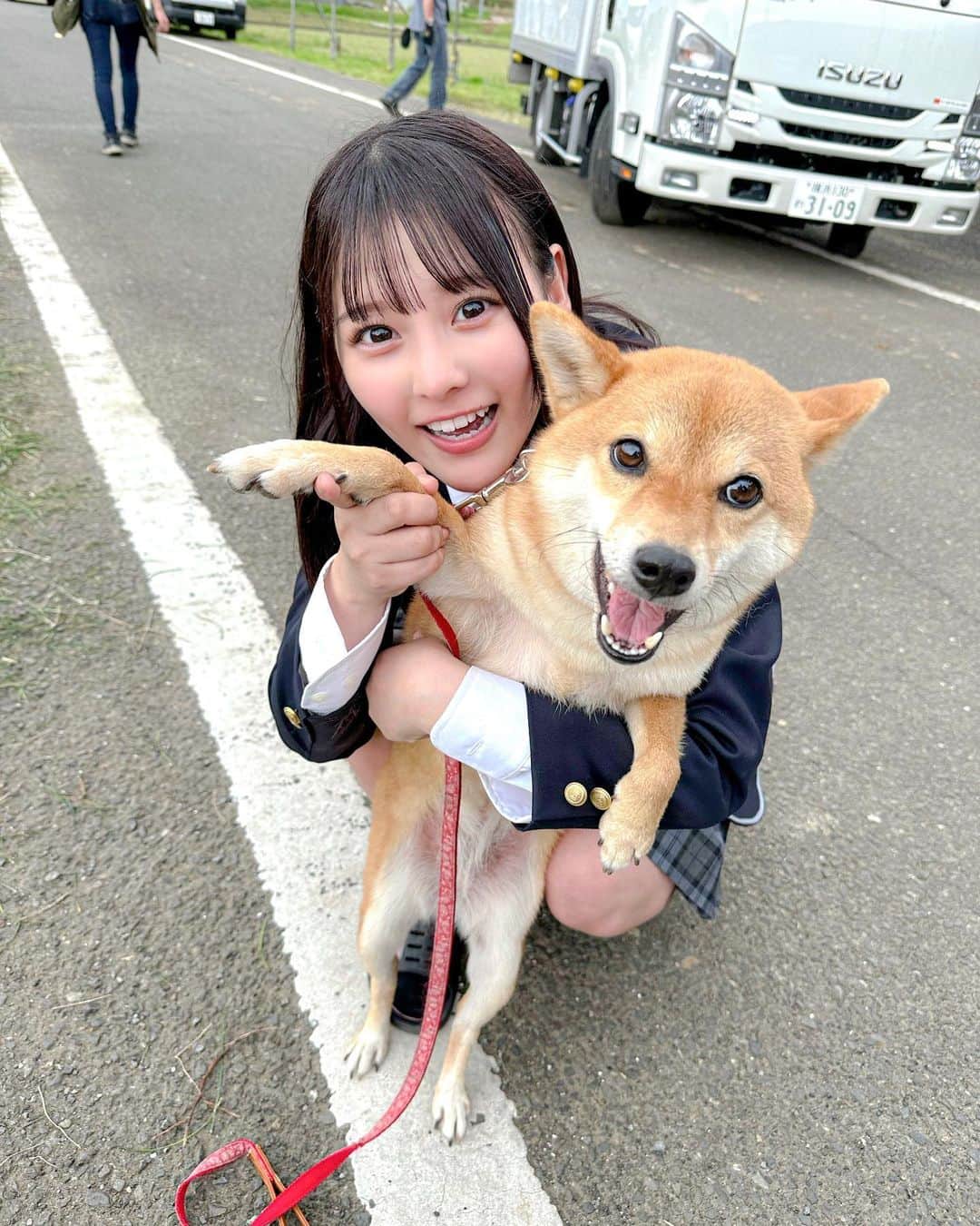 齊藤なぎさのインスタグラム：「🐶🐶❤️ ⁡ ⁡ ⁡ 撮影中、わんちゃんがいまして とてもとても可愛くて癒しでした…… ⁡ 1枚目同じような顔してるのが、お気に入り。 ⁡ ⁡ #明日私は誰かのカノジョ #明日カノ2 #齊藤なぎさ」