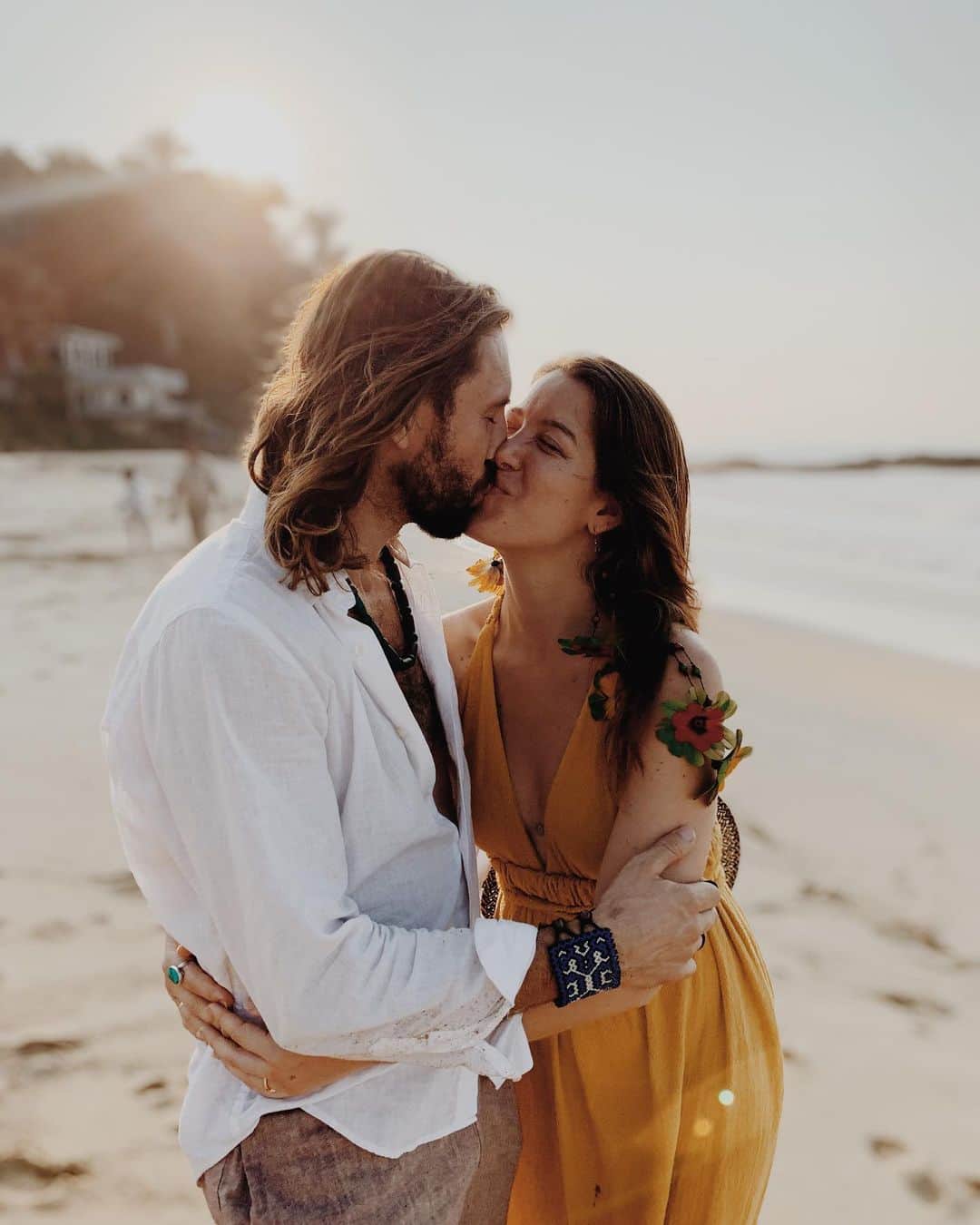 ディラン・モスコビッチのインスタグラム：「One year ago, two weeks after meeting each other, I travelled to Yelapa, Mexico to leap into the unknown and open our hearts to each other.   The past year of weaving our lives and deepening our bond has been more beautiful, expansive, real and full than I could have ever imagined. Getting to know your radiant heart and receive your love and care has been one of the greatest gifts of my life.   You are my best friend, confidant, ally, collaborator, sacred mirror, teacher, and loving partner. You inspire me, encourage me and challenge me to grow and evolve every day — and for that I couldn’t be more grateful.   I say yes to this life with you, each and every day.  Yes to embracing my healing and growth, however challenging that may get.  Yes to leaping into faith and trust and the freedom that those learnings brings.  Yes to truly learning what it means to be the highest expression of a partner that I can be — both for you and through doing it for myself.  Yes to the adventures life brings us as we continue to walk this path, hand in hand.   Mi amor, thank you for sharing your light with me, sharing your heart with me, sharing your life with me and for bringing so much beauty and joy into my life.  Te amo con todo mi Corazon.」