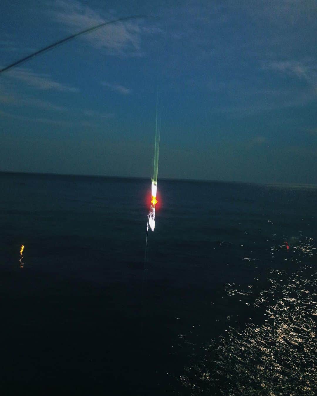 永原真夏さんのインスタグラム写真 - (永原真夏Instagram)「夜の海は美しいなあ、釣ったイカを見せてもらいました🦑 釣り人はみんなピカピカ光るルアーを釣竿につけていて、弓をしならせてぴょーんと遠くまで投げる。右から左から、光が海の遠く遠く真っ暗な地平線を目掛けて飛んでゆく。光がたぷたぷと波に浮かぶ。今日は釣れるかねえ、とか話しながら、海に向かって座っている人々は、時間を、長くも短くもない、その時間分過ごしているように見えました。」5月5日 1時26分 - suika1ban