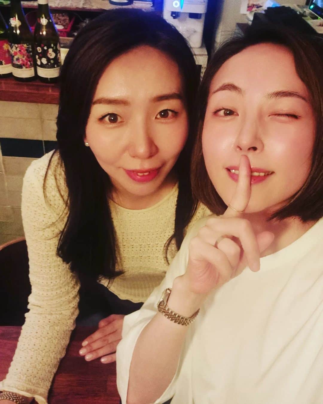 シム・ウンジンのインスタグラム：「오랜만에 초딩때 친구랑  초딩때 친구가 없는 초딩때 친구의 가게를 연락도 없이 가서  목이 쉴정도로 수다를 떨고 우리의 미래에 대해 재미있는 계획을 짜는것도 인생에 있어  중요한 한 순간이 될것같아 기억저장!  성우네 빠르크는 언제가도 오랜만에 가도  맛있고 정겨웠으며, 2차로 간 나의 아지트  꼼쉐뚜와의 느낌도 너무 좋았던하루!!   @mo9ua  @commecheztoi_paris   with.연주 @_leeyeon__」