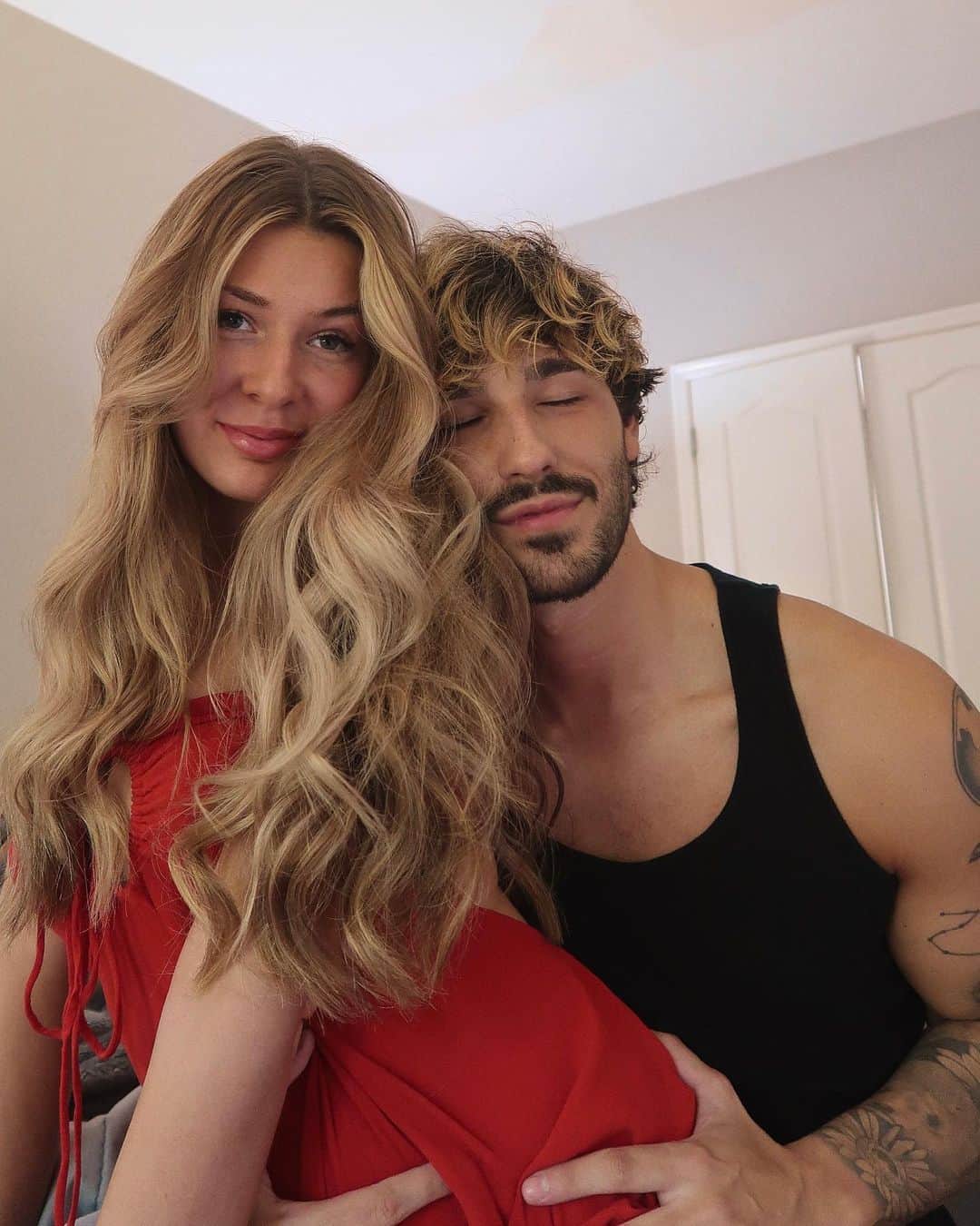 ジェイコブ・ホワイトサイズのインスタグラム：「100K STREAMS IN LESS THAN A WEEK, AND MY GF FINE AS HELL⁉️」