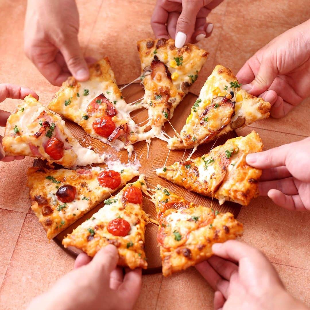 ピザーラのインスタグラム：「【ピザーラが食べたくなったらコメント欄に🍕を書いてね！】  こんばんは！  皆さんゴールデンウィークはいかがお過ごしですか？？✨ ピザーラのピザと一緒に、思い出もシェアしてみませんか？😊🍕  ご注文お待ちしております🎵  ------------- ピザーラ公式アカウントでは、PIZZA-LAのお得な最新情報をお届けしています🍕  皆さまもぜひピザーラを食べた際には #ピザーラ#ピザーラお届け のハッシュタグをつけて感想を教えてくださいね✨ お写真をご紹介しちゃうかも？😆 投稿、お待ちしています♪  #pizza_la #ピザ #ピザパーティー #ピザパ #ピザ好きな人と繋がりたい #宅配 #宅配ピザ #ピザランチ #テイクアウトグルメ #ゴールデンウィーク」