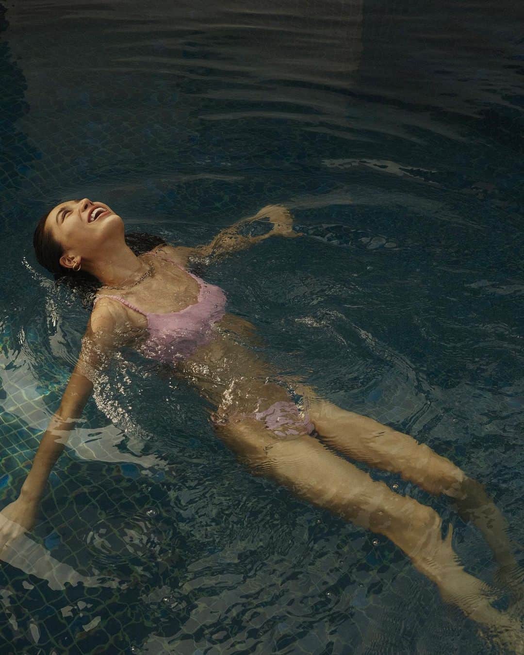 宮川由衣子さんのインスタグラム写真 - (宮川由衣子Instagram)「. まずは6枚目をご覧ください。 . それでは今年の目標を発表します。 そう、綺麗に飛び込めるようになる事です☺️ #6枚目 #奇跡の瞬間 #飛び込み方ださぁ  . 📸 @isarin_yoga  🕌 @thepanali  👙 @alexiastam_official  . #villa #pool #宮古島」5月4日 20時06分 - yuiko_miyagawa