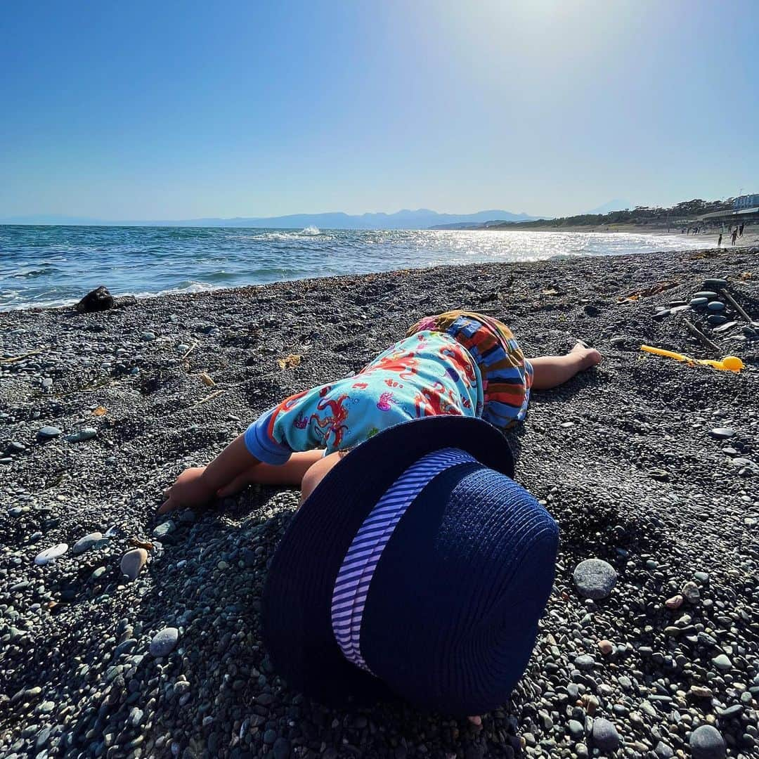 せきやゆりえさんのインスタグラム写真 - (せきやゆりえInstagram)「なつきが住む大磯に行って海で遊んでタイ料理とアイス食べて最高だった😭😭🔥❤️‍🔥🌈🍦☀️他に何もいらん！！！！！と思いました。しんちゃんに着て欲しくてニモの水着買ったけど着てくれず、つか海にも入ってくんなかったけどずっとキレイな石とか貝探して楽しすぎた…真剣にシーグラス探してて「あ！！でかいのあった！！」と拾い上げたらレーズンでクソ笑った。なつきは柿の種拾っててそれも笑った。おわり」5月4日 20時06分 - gonhanamizz