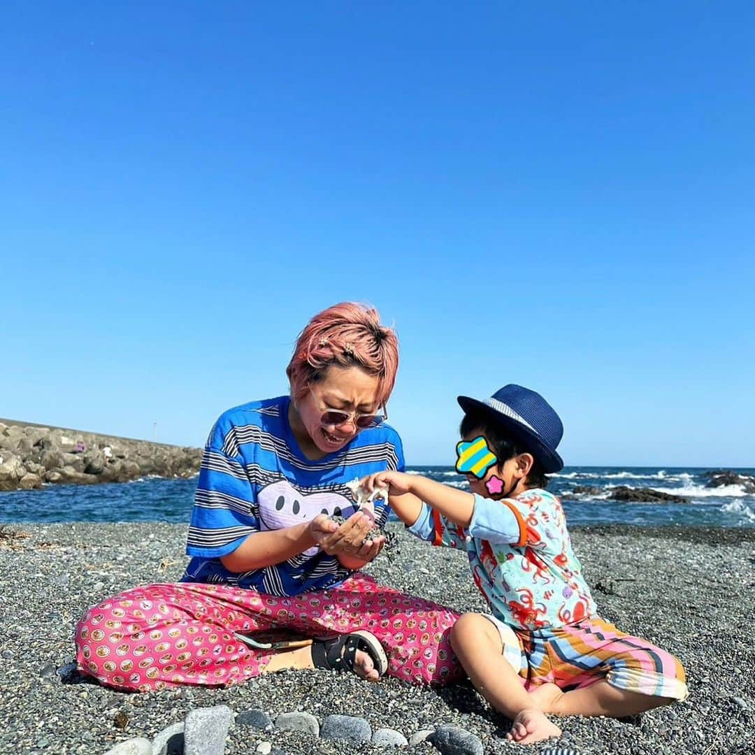 せきやゆりえのインスタグラム：「なつきが住む大磯に行って海で遊んでタイ料理とアイス食べて最高だった😭😭🔥❤️‍🔥🌈🍦☀️他に何もいらん！！！！！と思いました。しんちゃんに着て欲しくてニモの水着買ったけど着てくれず、つか海にも入ってくんなかったけどずっとキレイな石とか貝探して楽しすぎた…真剣にシーグラス探してて「あ！！でかいのあった！！」と拾い上げたらレーズンでクソ笑った。なつきは柿の種拾っててそれも笑った。おわり」