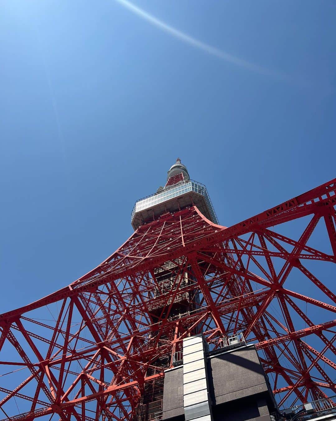 ちとせよしのさんのインスタグラム写真 - (ちとせよしのInstagram)「東京タワー🗼♥ 600段登ったよ~😹 200段あたりでちょっと後悔しました( -᷅ ̫̈-᷄ ) いい運動になったなぁ…笑  珍しくパンツスタイル👀  #東京タワー #東京観光 #ホワイトデニム #tokyotower #diesel #guess」5月4日 20時08分 - chitose_yoshino