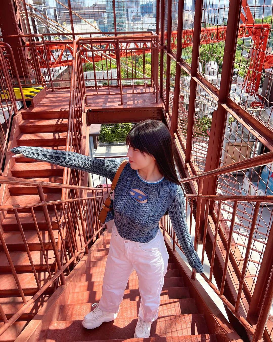 ちとせよしののインスタグラム：「東京タワー🗼♥ 600段登ったよ~😹 200段あたりでちょっと後悔しました( -᷅ ̫̈-᷄ ) いい運動になったなぁ…笑  珍しくパンツスタイル👀  #東京タワー #東京観光 #ホワイトデニム #tokyotower #diesel #guess」