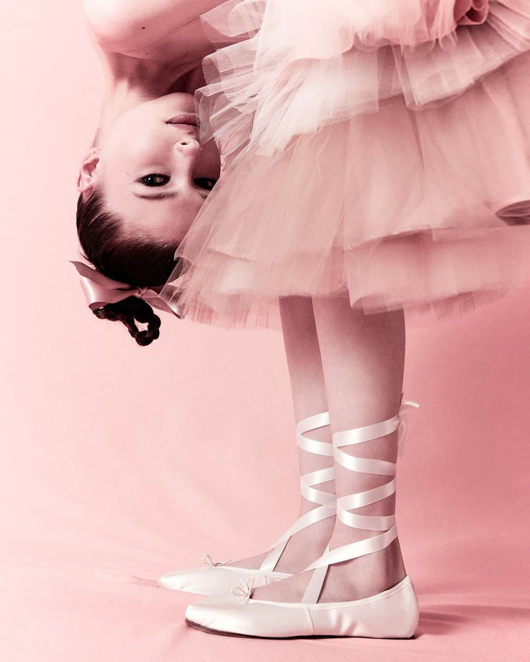 Repettoさんのインスタグラム写真 - (RepettoInstagram)「Les Ballerines Sophia Blanc Ivoire.  Discover the design of the season in limited edition.  Photo: @khaksariarash   #RepettoSophia #RepettoSS23 #SS23 #Ballerinas」5月4日 20時13分 - repettoparis