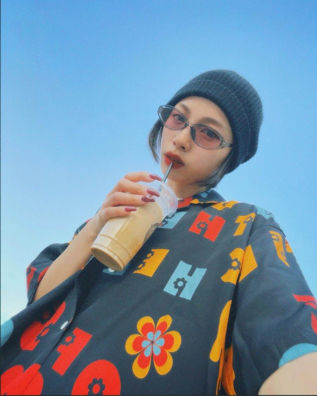 honoka のインスタグラム：「寝起きでコーヒー買いに行くGW❤️🩵🧡」