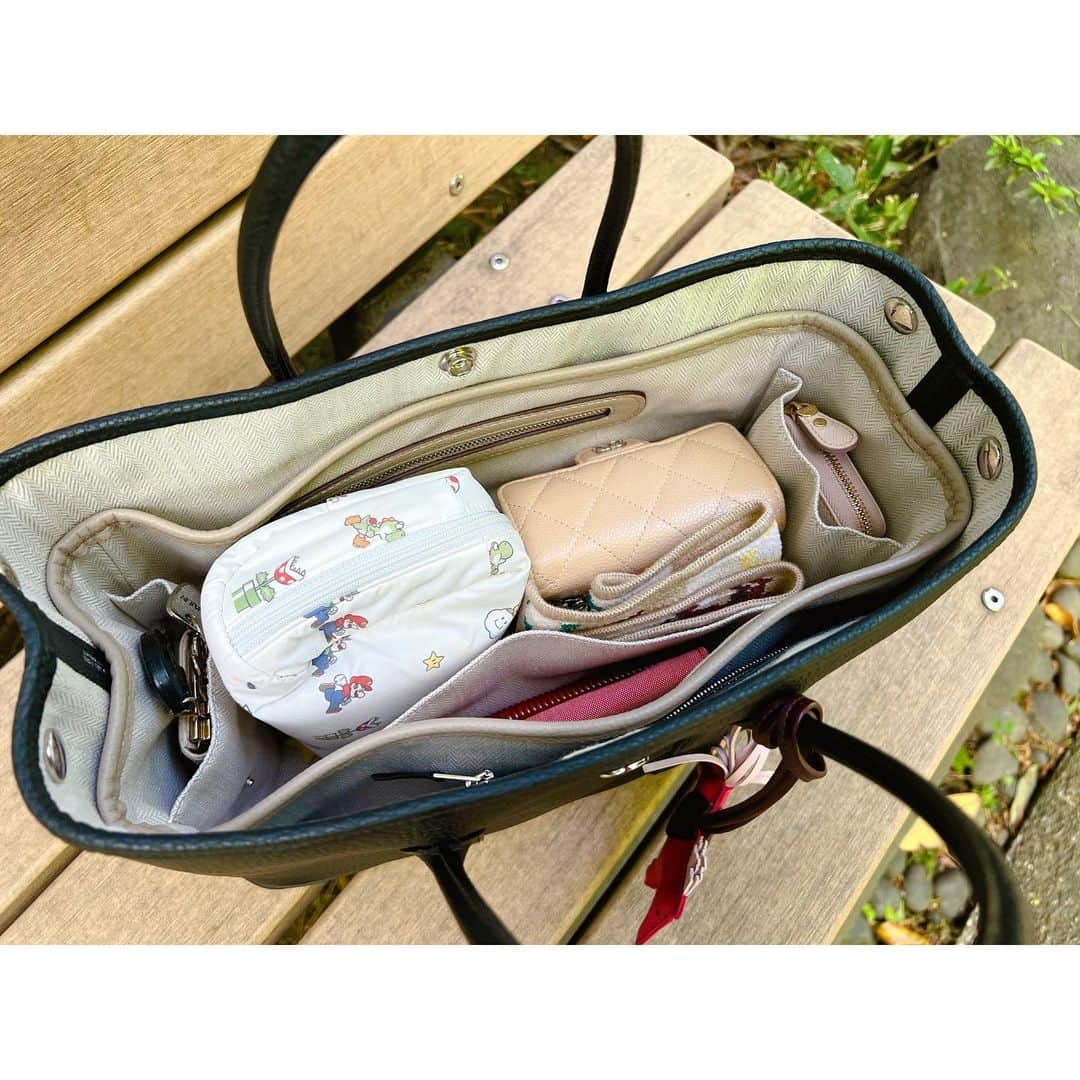 徳山沙季さんのインスタグラム写真 - (徳山沙季Instagram)「. 𓈒 𓏸 𓐍ᵇᵃᵍ ᶦⁿ ᵇᵃᵍ𓈒 𓏸 𓐍 . もともとピコタン用のバッグインバッグを探していて出会った @ponon__officiaさん❤︎ 大人気なので、予約してやっと買えました☺︎ ピコタン用のバッグインバッグがかなり使いやすかったので ガーデンパーティーのバッグインバッグも使い始めました♩ ガーデンパーティーも普段使いすることが多く、バッグの中がすっきり片付かないのが悩みでした💦 でもバッグインバッグを使い始めてからすっきり✴︎ . 小さなポケットもついているので、キーケースやカードケースも探さずに取り出しやすくなりました◎ バッグの型崩れ対策にもおすすめです🫧 . . @ponon__official #Pononバッグインバッグ #バッグインバッグ #ポノンバッグインバッグ #psdressシリーズ #baginbag #ガーデンパーティーtpm #ピコタンロックpm」5月4日 20時17分 - saki.whitesnow