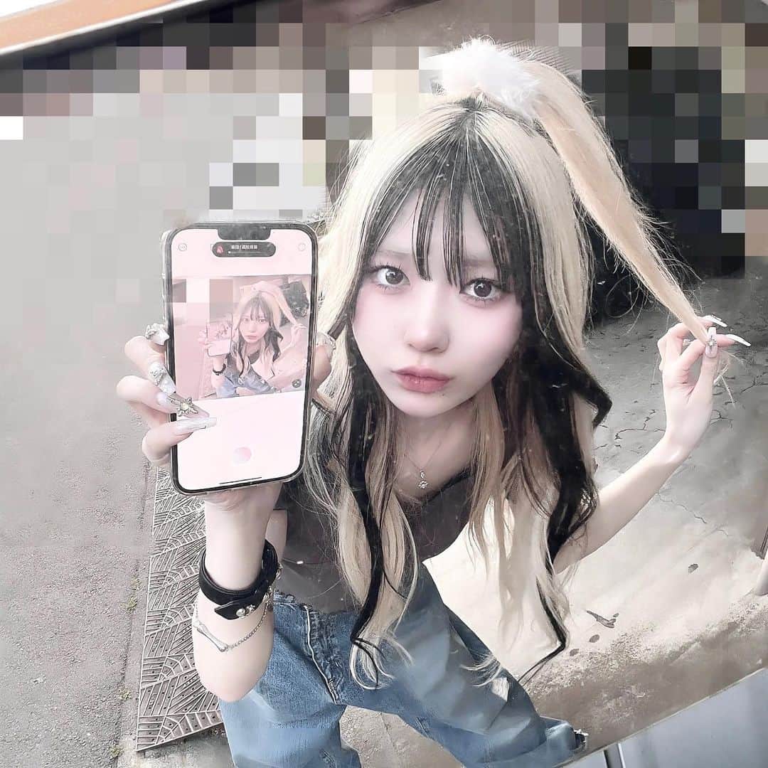 謝花南のインスタグラム：「♡ . . . . . . . . . .  #ロング #ロングヘア#ぱっつん前髪 #ハイトーン #インナーカラー #前髪インナー #フェイスフレーミング #ブラック #ストリート系女子 #サブカル女子 #y2kファッション #スニーカー女子 #コケットスタイル#舌ピ #へそピ #脚フェチ #裸眼メイク #メイク #クロミちゃん #ootd」