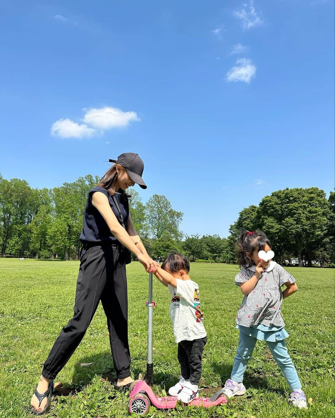 吉田理紗さんのインスタグラム写真 - (吉田理紗Instagram)「GWに大大大活躍してくれている @sirin_jp のジョガーパンツ🤎🤎  履きやすいことこの上なし🫶🏻で、 ２色揃えました✌︎✌︎  低身長向けのサイジングだから ダボ付き感もなく履けて 大正解すぎた🥹💖💖  #sirin #シリン #mmaglielecassetto #低身長コーデ #ママコーデ #公園コーデ #2児のママ #ジョガーパンツ #ジョガーパンツコーデ #エムマーリエルカセット #ピーカブー #フェンディ #フェンディバッグ #ジョグパン #ワントーンコーデ #ベージュコーデ」5月4日 20時22分 - yoshirisaa