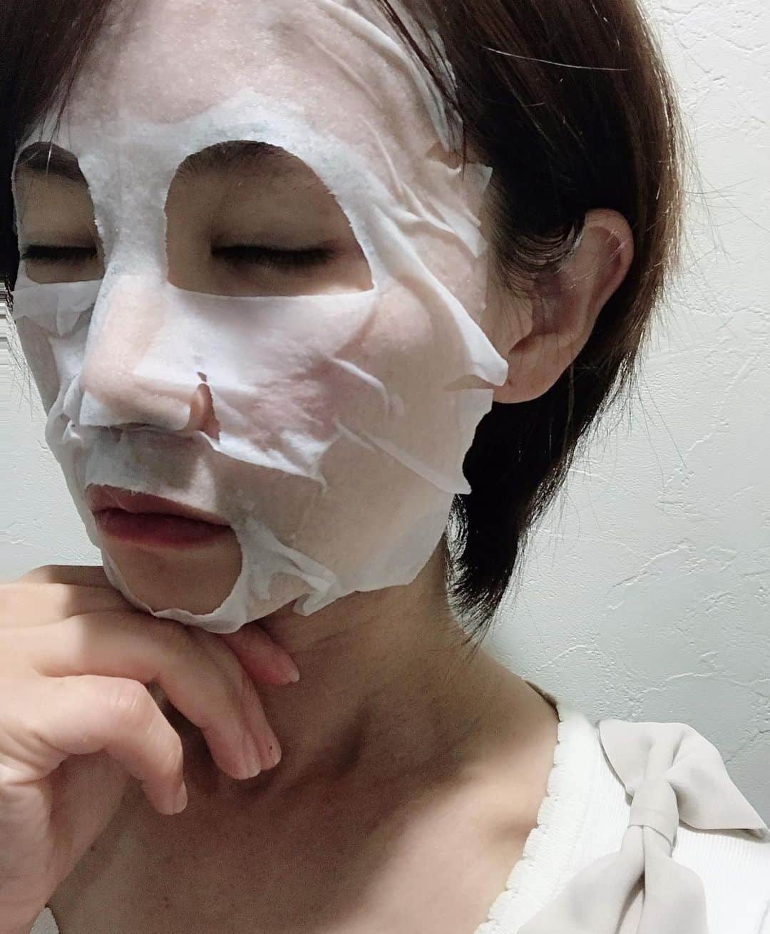 葵さんのインスタグラム写真 - (葵Instagram)「新商品『ポッシュコッシュシートマスク』（30枚入り）を使ってみたよ！ たっぷり一ヶ月分あるのが嬉しい😆  こちらは、三種のビタミンcとバクチオール配合！！ 肌を引き締め、キメハリのある肌へ♡ 美容液がたっぷりだから首やデコルテにも使えるよ！ わずか3分でしっかりケアできる！！ 国内産でこだわりの品質だよ♪  乾燥肌が気にならなくなってきた😌  #ポッシュコッシュ#PoshKosh#欲張りな私を満たすスキンケア#シートマスク#ジャパンギャルズなど」5月4日 20時22分 - dolphin_coconut