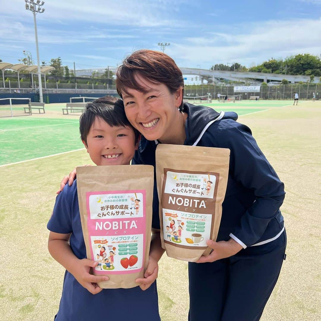 杉山愛さんのインスタグラム写真 - (杉山愛Instagram)「🎾PITA CUP🎾 明日最終日です😊  GWの3日間12歳以下の関東公認大会を開催しています🤗  12歳以下、本当に可愛い😍 みんなナイスファイトで頑張ってます💪  スポンサーの @spaziofut は 子どもの成長に必要な栄養素たっぷり配合‼️ タンパク質・アルギニン・ビタミンD・カルシウム・鉄・ビタミンCが入っています💪 是非試してみてね‼️  #pitacup #12歳以下 #ジュニアの大会 から #bjk まで #テニス大会 #運営 #続き」5月4日 20時25分 - aisugiyamaofficial