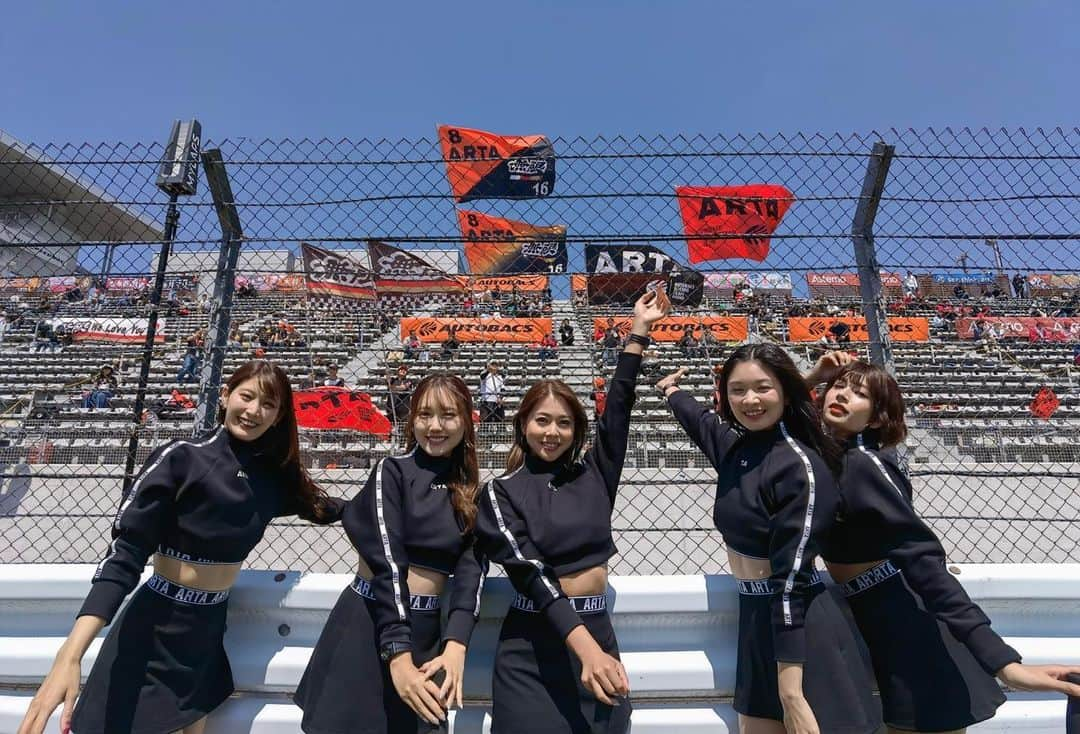 沢すみれさんのインスタグラム写真 - (沢すみれInstagram)「#SUPERGT Rd.2 FUJI GT 450km RACE  Rd.2もARTAへの応援を ありがとうございました😭  #8 ARTA MUGEN NSX-GT  P7 ▷  P11  #16 ARTA MUGEN NSX-GT P3 ▷  P10  450kmレースは上記のポジションで チェッカーを受けました。  新体制となり2戦目は手に届くところにあった勝利を取りこぼす形となってしまいました。  16号車にドライブスルーペナルティが出た時は、私たちはイベント広場にいたため状況がわからずでした🥺 ピット作業時にペナルティ対象があり科せられたそうです。  8号車の方はガス欠。 わずか数リットルだったり、 展開が違えば持ち堪えていたかもしれない燃料の差で、 表彰台獲得目前のラスト１周からポイント圏外へとなってしまいました。  次は皆と喜べるレースにしたい！ 勝ちたい！ という気持ちは今までだってこれからも変わらないはずです。  前を向き進み続け悪い流れを断ち切った先には、マシンとドライビングの速さを随所で見せてくれるARTA MUGEN の勝利があると思います。  Rd.3の鈴鹿は、 大湯選手がテストでとんでもないタイムを出したサーキットです。 8号車、16号車ともに思いっきり魅せて勝ってくれると信じ応援をお願いいたします！  Rd.2も応援ありがとうございました😭！！ また皆様と一緒に応援したいです。  #SUPERGT #ARTA #AUTOBACS #オートバックス #ARTAGALS #HONDA #MUGEN #無限」5月4日 20時25分 - sumiresour