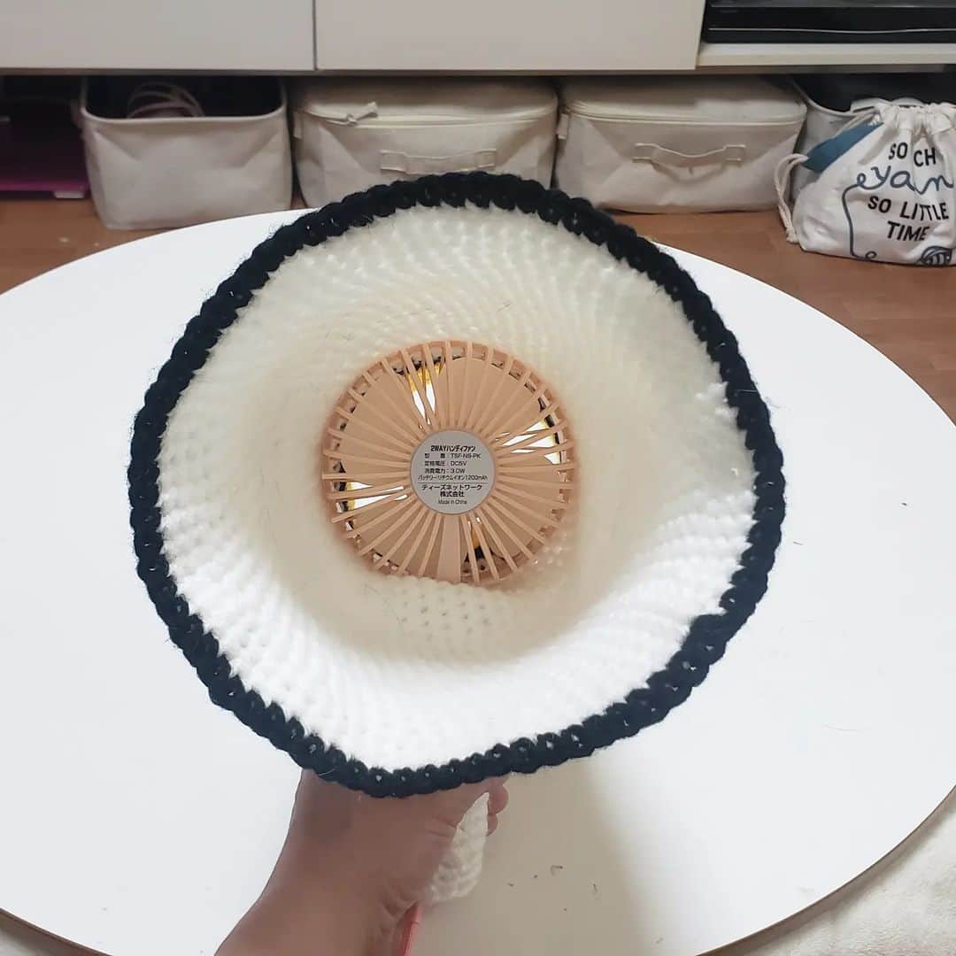 アイパー滝沢さんのインスタグラム写真 - (アイパー滝沢Instagram)「新作編み物No.112 「メガホンマイクを使ってるふりして携帯扇風機で涼しくなれる携帯扇風機ケース」 夏に必須な携帯扇風機のケース編んでみたホゥ。今年の夏は学校の先生も警備員さんも皆これ使って乗り気ってね。ホゥ。 #knitting #Crochet #handmade #ハマナカ毛糸 #編み物 #かぎ針編み  #あみぐるみ #メガホンマイク #拡声器 #編み物芸人 #よしもと芸人 #手芸人 #アイパー滝沢 #携帯扇風機 #警備員 #先生 #朝礼 #携帯扇風機ケースシリーズ #ハンディファン」5月4日 20時37分 - t.aipa