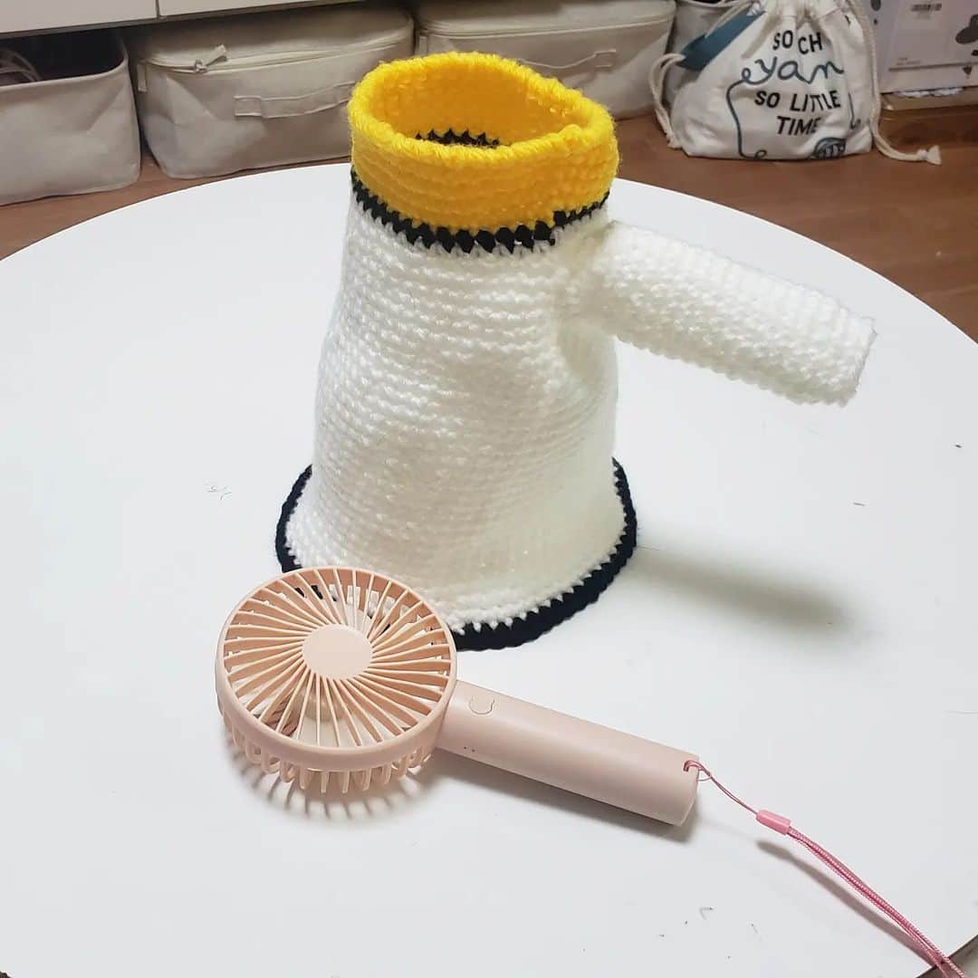 アイパー滝沢さんのインスタグラム写真 - (アイパー滝沢Instagram)「新作編み物No.112 「メガホンマイクを使ってるふりして携帯扇風機で涼しくなれる携帯扇風機ケース」 夏に必須な携帯扇風機のケース編んでみたホゥ。今年の夏は学校の先生も警備員さんも皆これ使って乗り気ってね。ホゥ。 #knitting #Crochet #handmade #ハマナカ毛糸 #編み物 #かぎ針編み  #あみぐるみ #メガホンマイク #拡声器 #編み物芸人 #よしもと芸人 #手芸人 #アイパー滝沢 #携帯扇風機 #警備員 #先生 #朝礼 #携帯扇風機ケースシリーズ #ハンディファン」5月4日 20時37分 - t.aipa