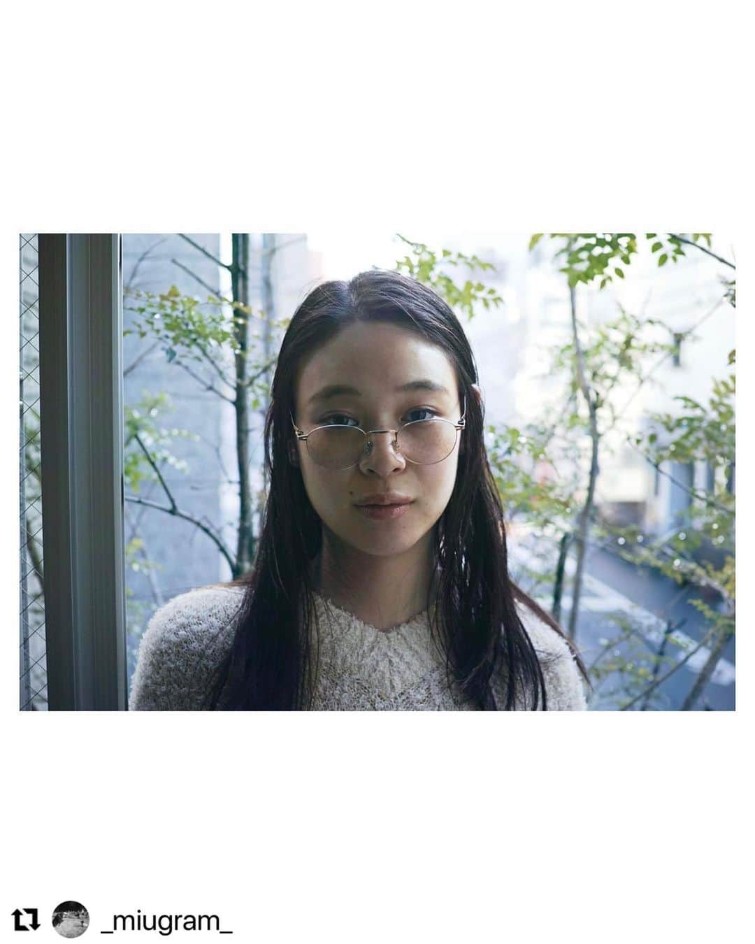 MYKITA SHOP TOKYOのインスタグラム：「モデルの@_miugram_さんが着用して下さっているのはLESSRIM Collectionの RINです。 LESSRIM Collectionはリムを極限まで細くしている為、お顔に馴染みやすく自然な印象を与えます。 店頭には他にも色々なモデルのご用意がございます、お近くにお越しの際はぜひお立ち寄り下さいませ。  Model @_miugram_ is wearing RIN from the LESSRIM Collection. The rims of the LESSRIM Collection are made as thin as possible, so they blend in easily with the face and give a natural impression. We have many other models available in our store, so please stop by when you are in the neighborhood.  #mykita #mykitalessrim  #eyewear  #eyewearfashion  #マイキータ #メガネ」