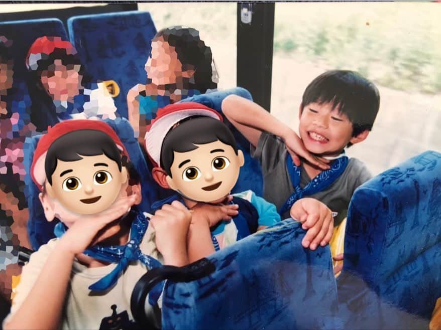 小笠原海のインスタグラム：「💐 小学1年生からの幼馴染の結婚式にいってきました👰‍♀️🤵‍♂️ 素敵な空間だったし、心の底から祝ってきました👏 22年来の親友。 本当におめでとう！ . 当時と同じポーズ、立ち位置で📸」