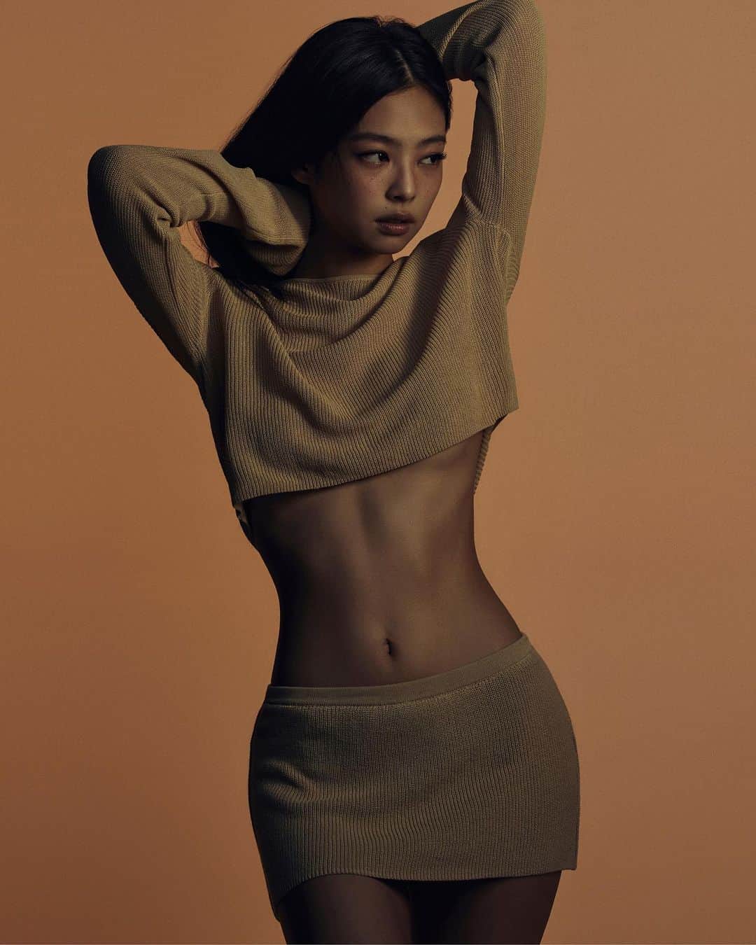 Calvin Kleinさんのインスタグラム写真 - (Calvin KleinInstagram)「Minimal silhouettes with a relaxed attitude. In a dreamy color palette curated by @jennierubyjane.   Jennie for Calvin Klein. Available May 10th. By @hongjanghyun.」5月4日 20時29分 - calvinklein